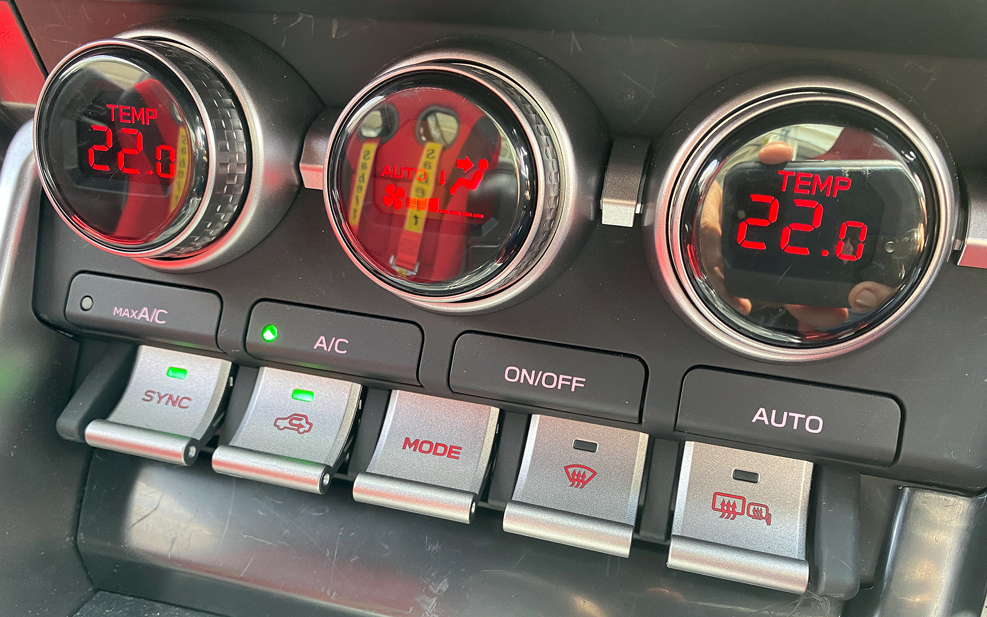 GR86 CUP Car CONCEPTでは液晶メーターやオートエアコン、リモコンキーが備わる