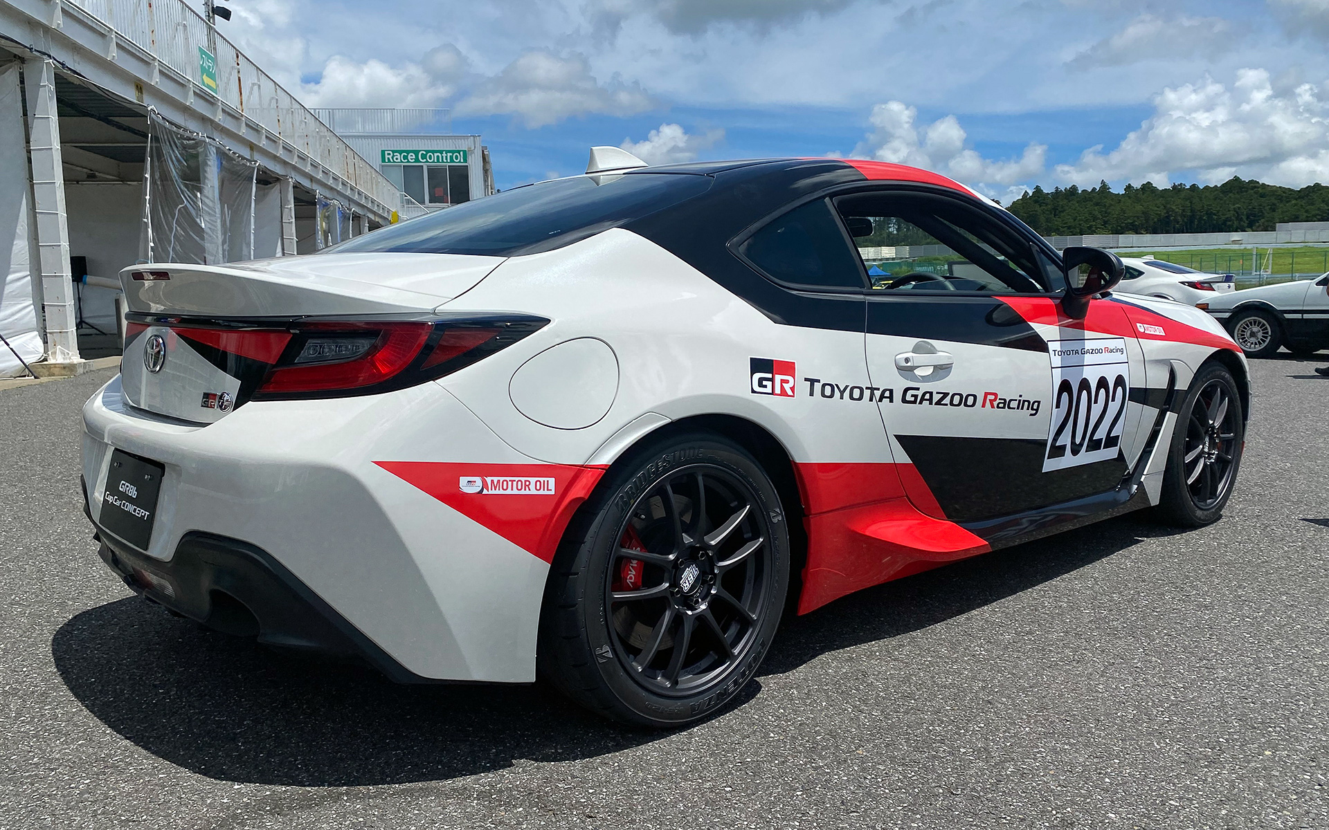 エクステリアのカッコよさは旧型とは段違いだが、マフラーカッターは非装着