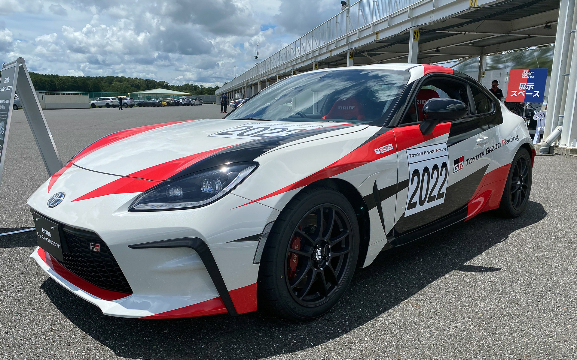 エクステリアのカッコよさは旧型とは段違いだが、マフラーカッターは非装着