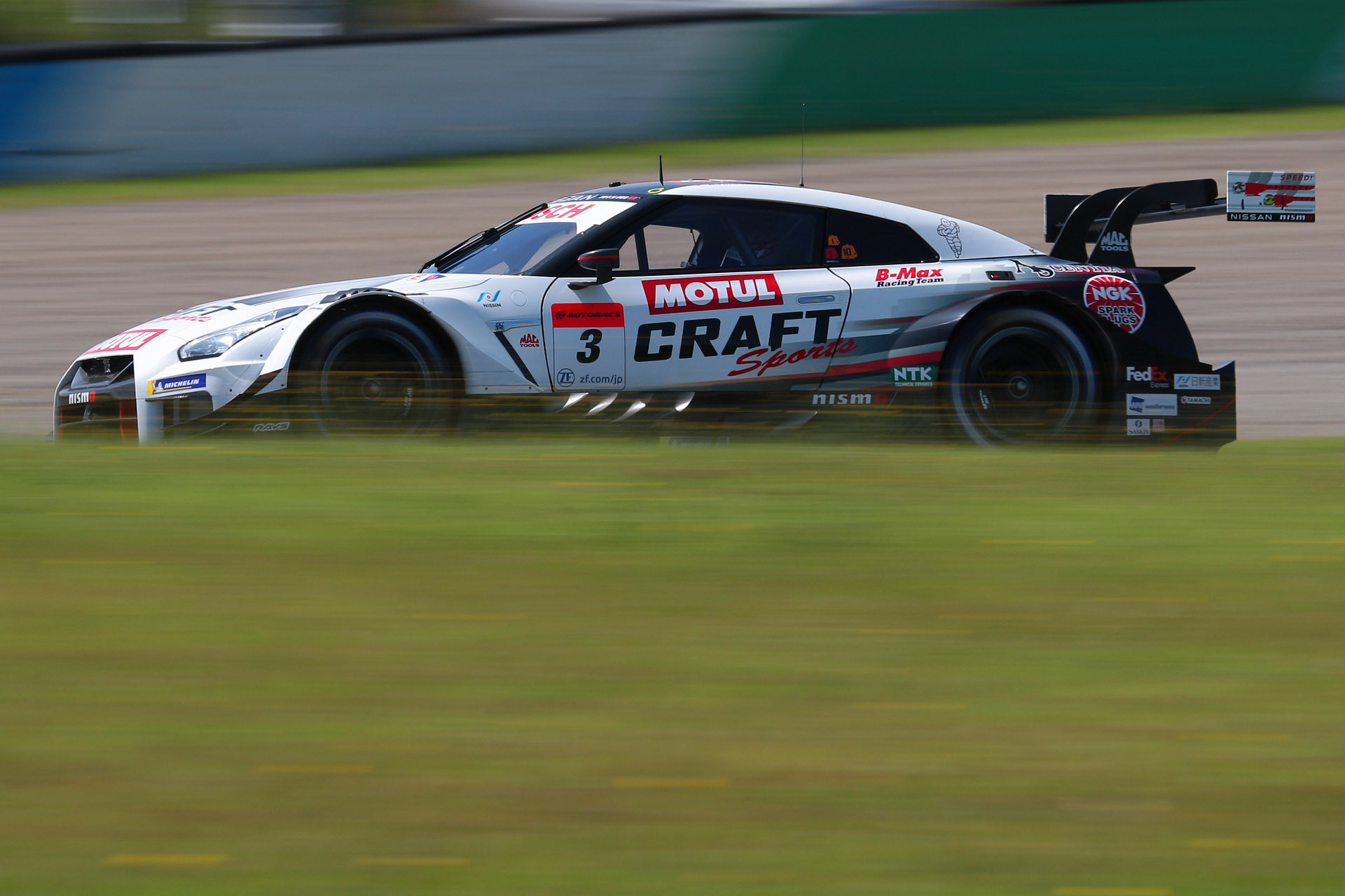 日産勢最上位の3号車 CRAFTSPORTS MOTUL GT-R（平手晃平/千代勝正組、MI）
