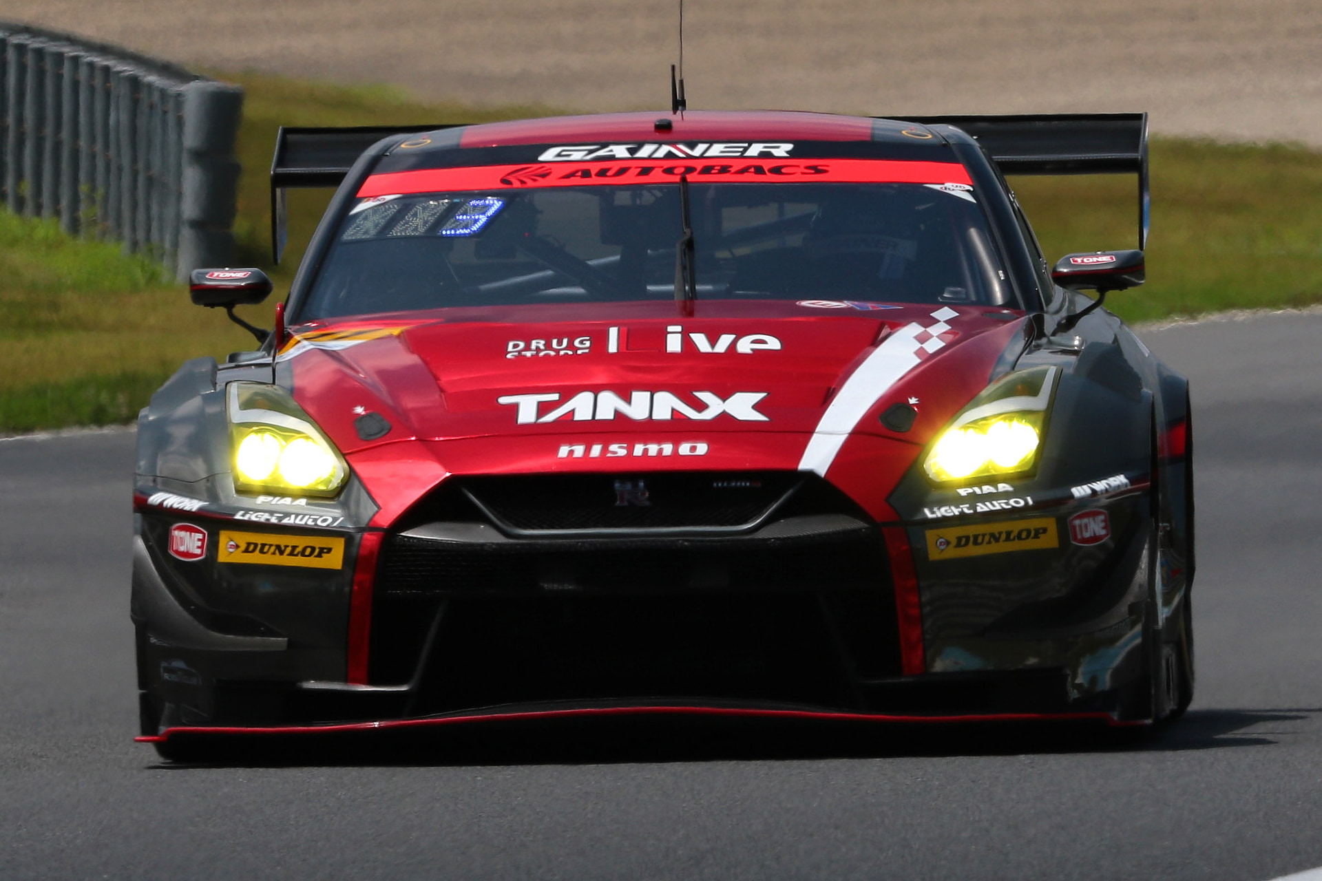 GT300でポールポジションを獲得した11号車 GAINER TANAX GT-R（平中克幸/安田裕信組、DL）