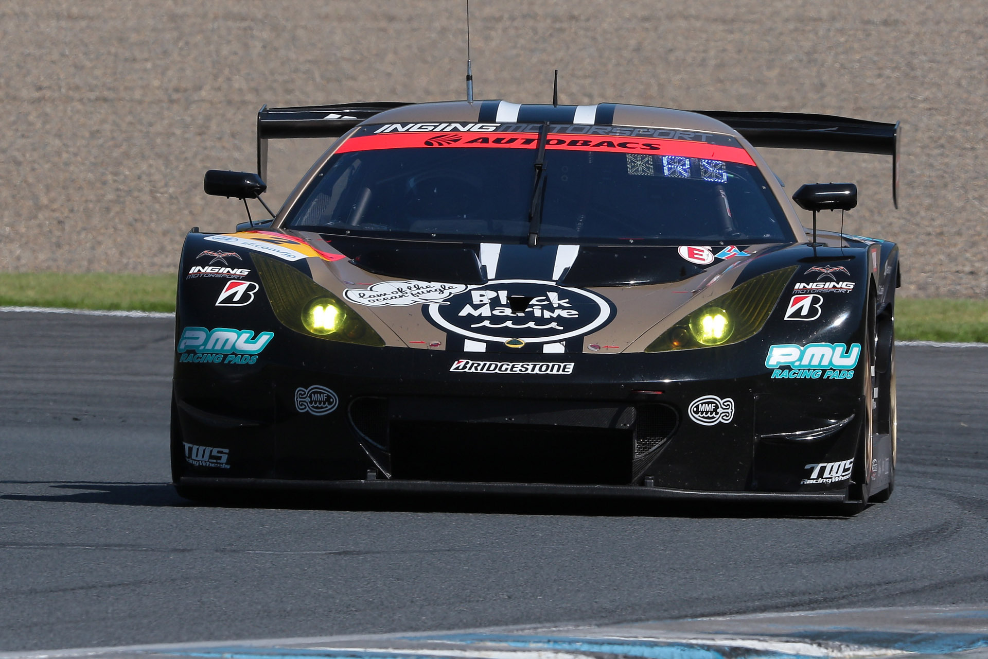 GT300クラスを優勝した2号車 muta Racing Lotus MC（加藤寛規/阪口良平組、BS）