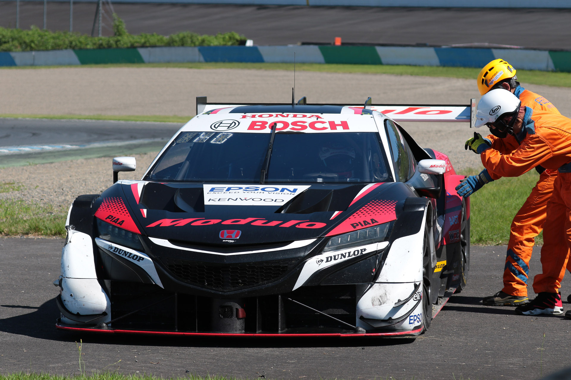 上位を走っていたものの、64号車 Modulo NSX-GT（伊沢拓也/大津弘樹組、DL）は途中でGT300車両と接触してリタイヤ