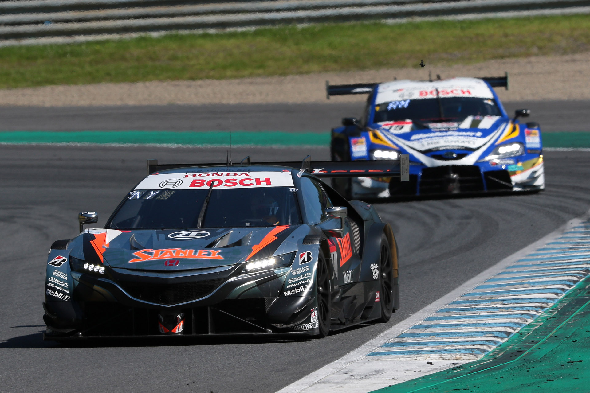 1号車と19号車のトップ争い