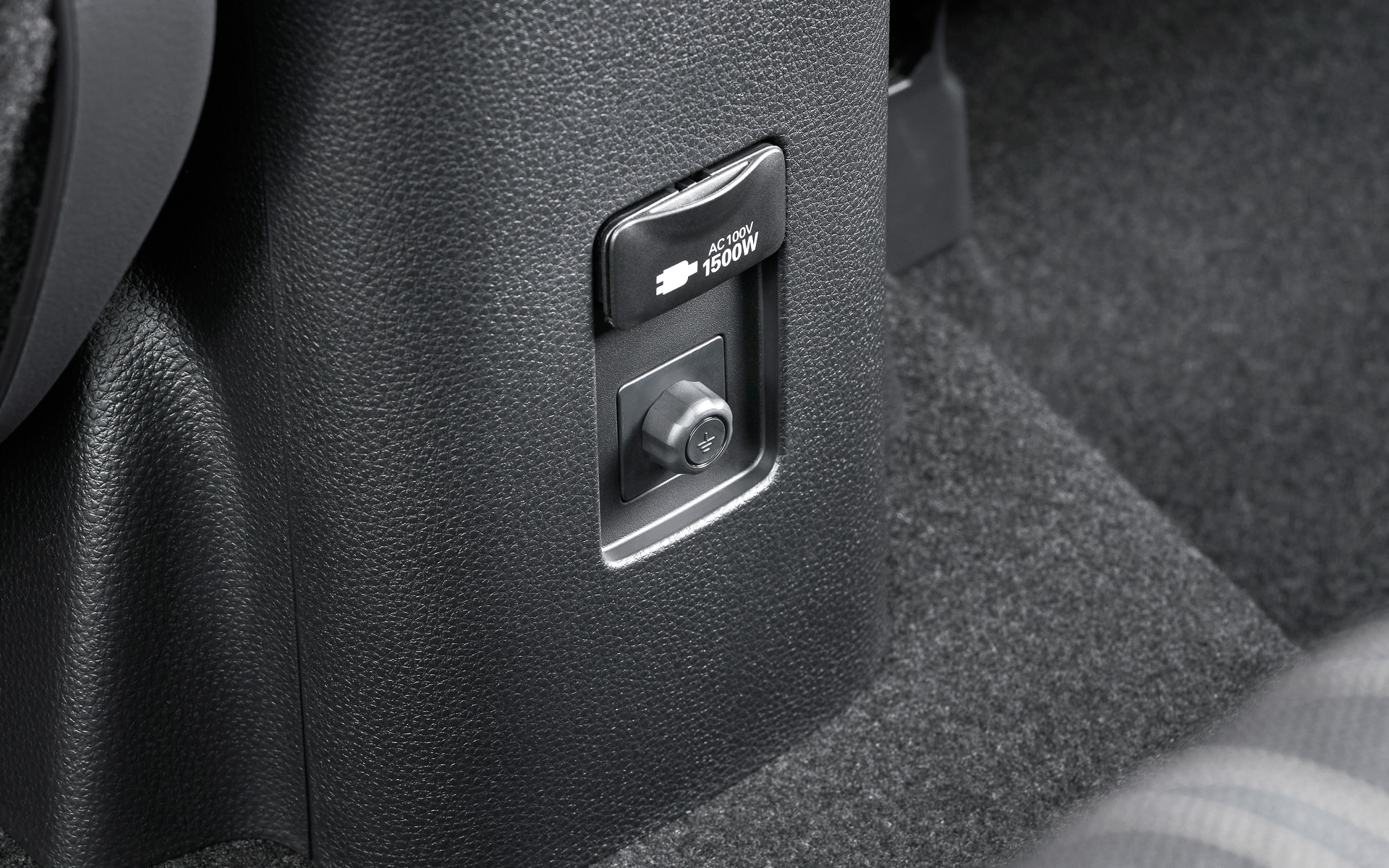 AC100V/1500Wの電源を全車に標準装備