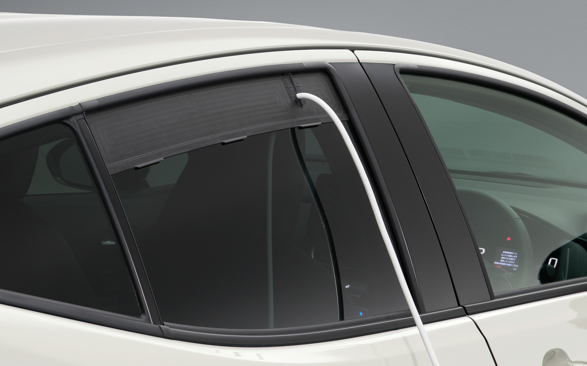 電源ケーブルの取り出し