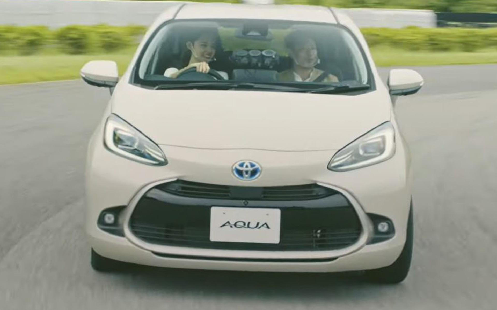 トヨタ自動車が公開した古畑星夏さんと折目遼さんによる新型「アクア」の試乗インプレッション動画