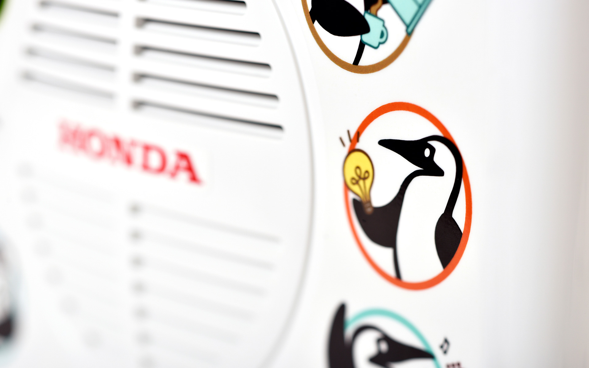 カツオドリのキャラクター「ブービーバード」があしらわれる