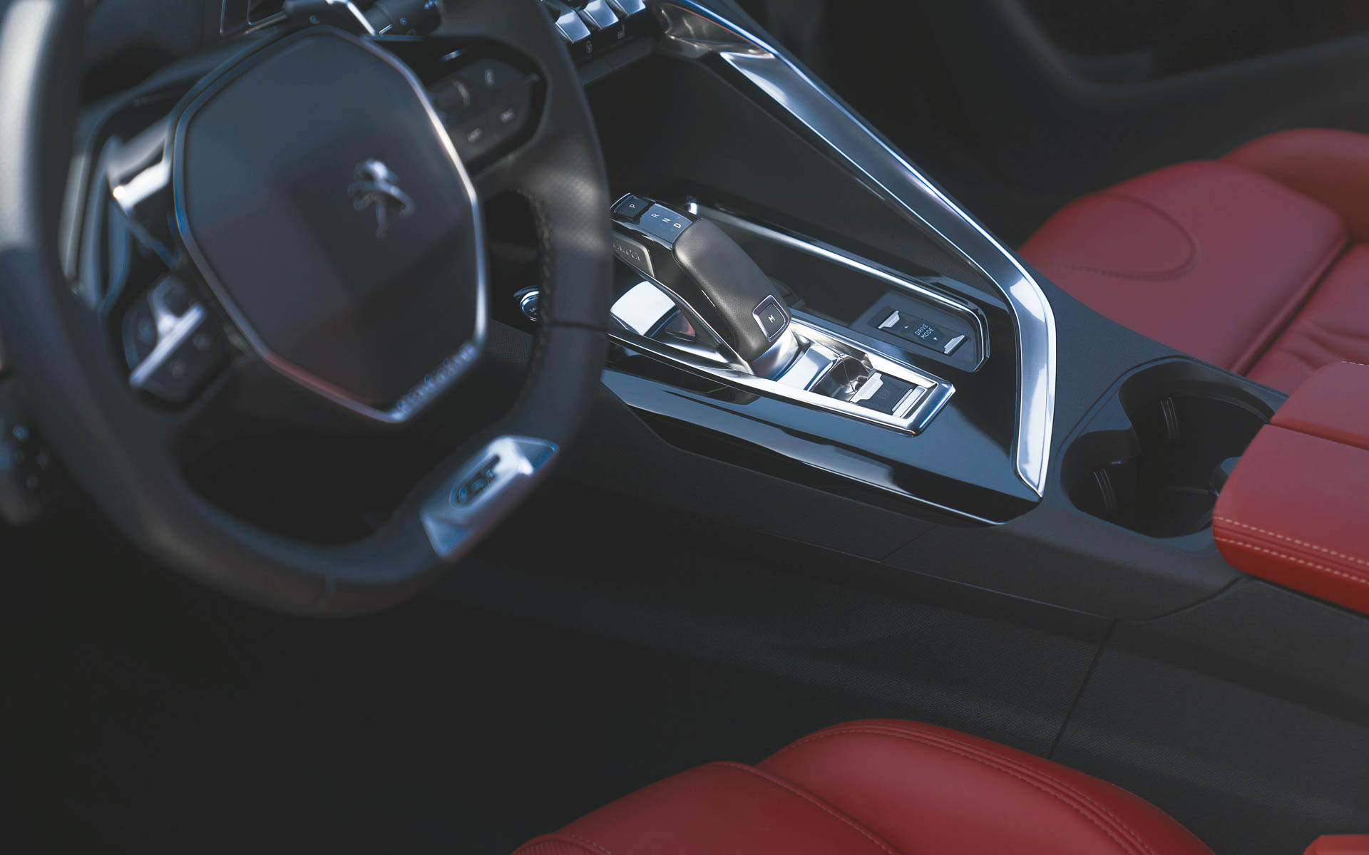 特徴的なレッドナッパレザーシートのほか、オープンポア仕上げのモダンな印象のウッドパネルのデコレーションをインストルメントパネルに採用