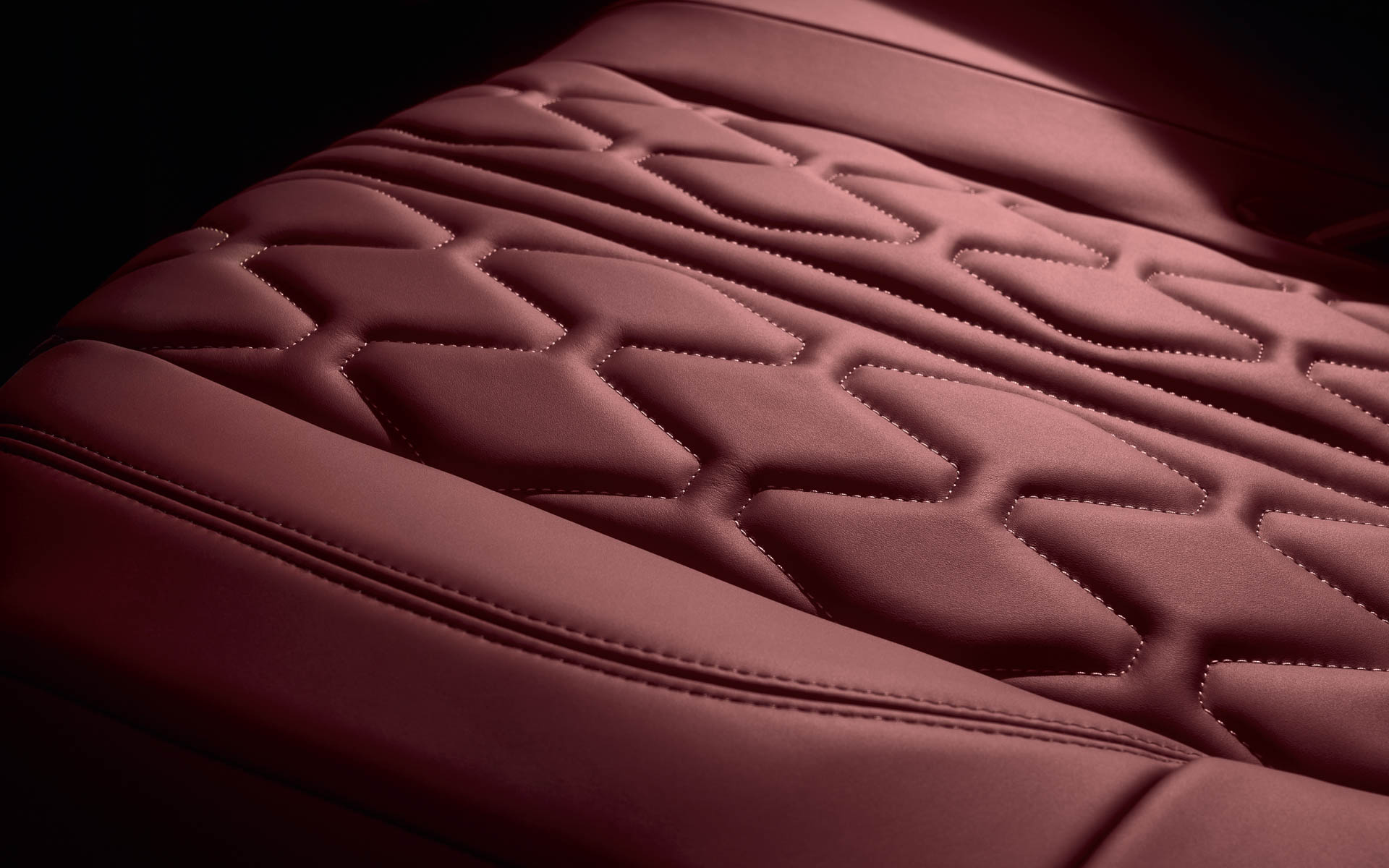 特徴的なレッドナッパレザーシートのほか、オープンポア仕上げのモダンな印象のウッドパネルのデコレーションをインストルメントパネルに採用