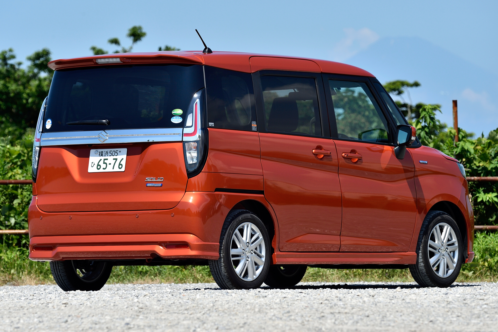 スズキ「ソリオ HYBRID MZ」（202万2900円）。ボディカラーは夏の青空に映える「フレイムオレンジパールメタリック」。ボディサイズは3790×1645×1745mm（全長×全幅×全高）。ホイールベースは2480mmで、最小回転半径は4.8m