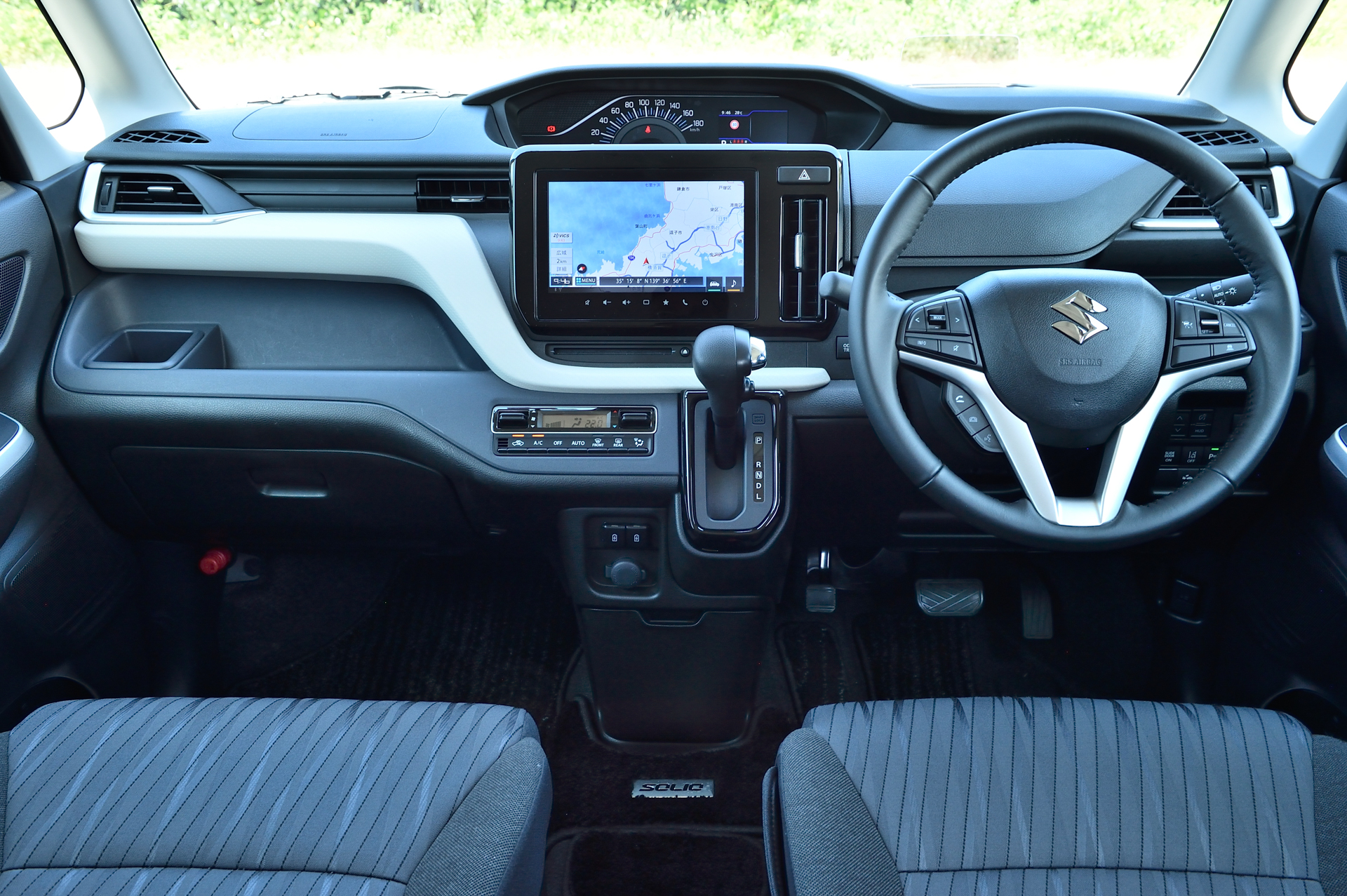 シックで落ち着きのあるホワイト×ネイビーでまとめられた広々とした車内は、スイッチ類を分かりやすく配置。運転に必要な情報はヘッドアップディスプレイに表示を集約できる