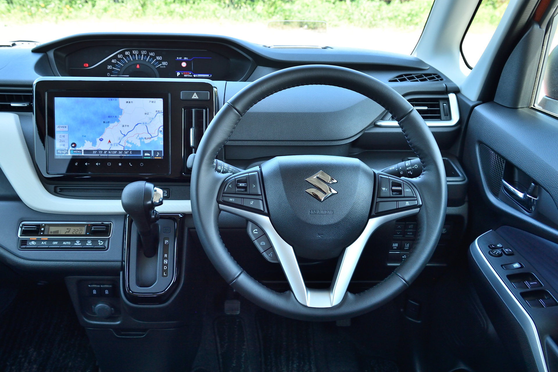 シックで落ち着きのあるホワイト×ネイビーでまとめられた広々とした車内は、スイッチ類を分かりやすく配置。運転に必要な情報はヘッドアップディスプレイに表示を集約できる