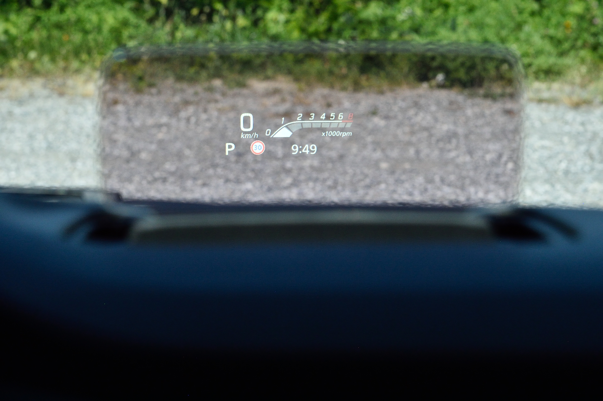 シックで落ち着きのあるホワイト×ネイビーでまとめられた広々とした車内は、スイッチ類を分かりやすく配置。運転に必要な情報はヘッドアップディスプレイに表示を集約できる