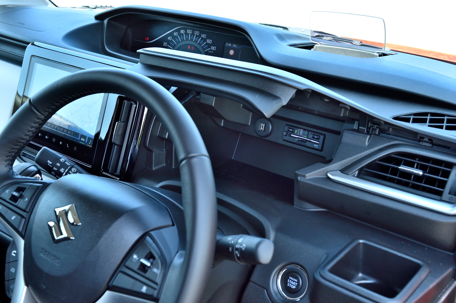 広いインパネアッパーボックスや、スズキ車ではおなじみの助手席シートアンダーボックスなど収納も充実。フロントシート背面には折りたたみ式のパーソナルテーブルも装備される（HYBRID MZ、HYBRID MX）