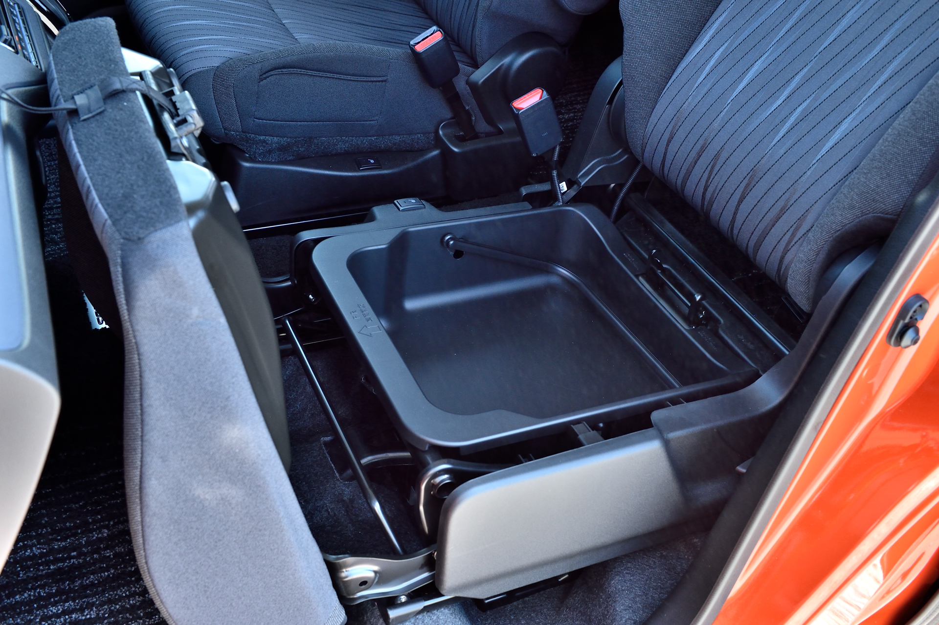 広いインパネアッパーボックスや、スズキ車ではおなじみの助手席シートアンダーボックスなど収納も充実。フロントシート背面には折りたたみ式のパーソナルテーブルも装備される（HYBRID MZ、HYBRID MX）