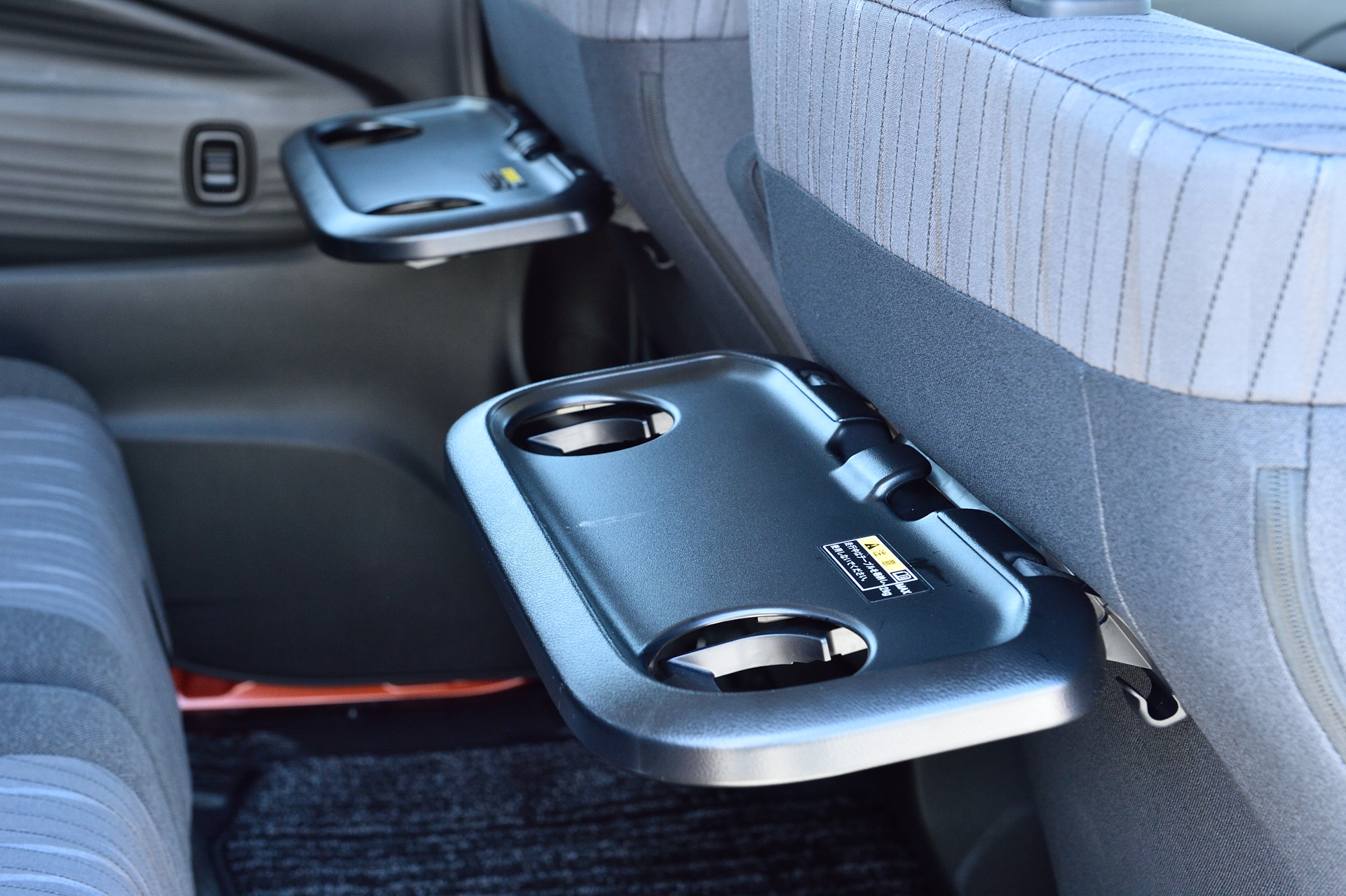 広いインパネアッパーボックスや、スズキ車ではおなじみの助手席シートアンダーボックスなど収納も充実。フロントシート背面には折りたたみ式のパーソナルテーブルも装備される（HYBRID MZ、HYBRID MX）