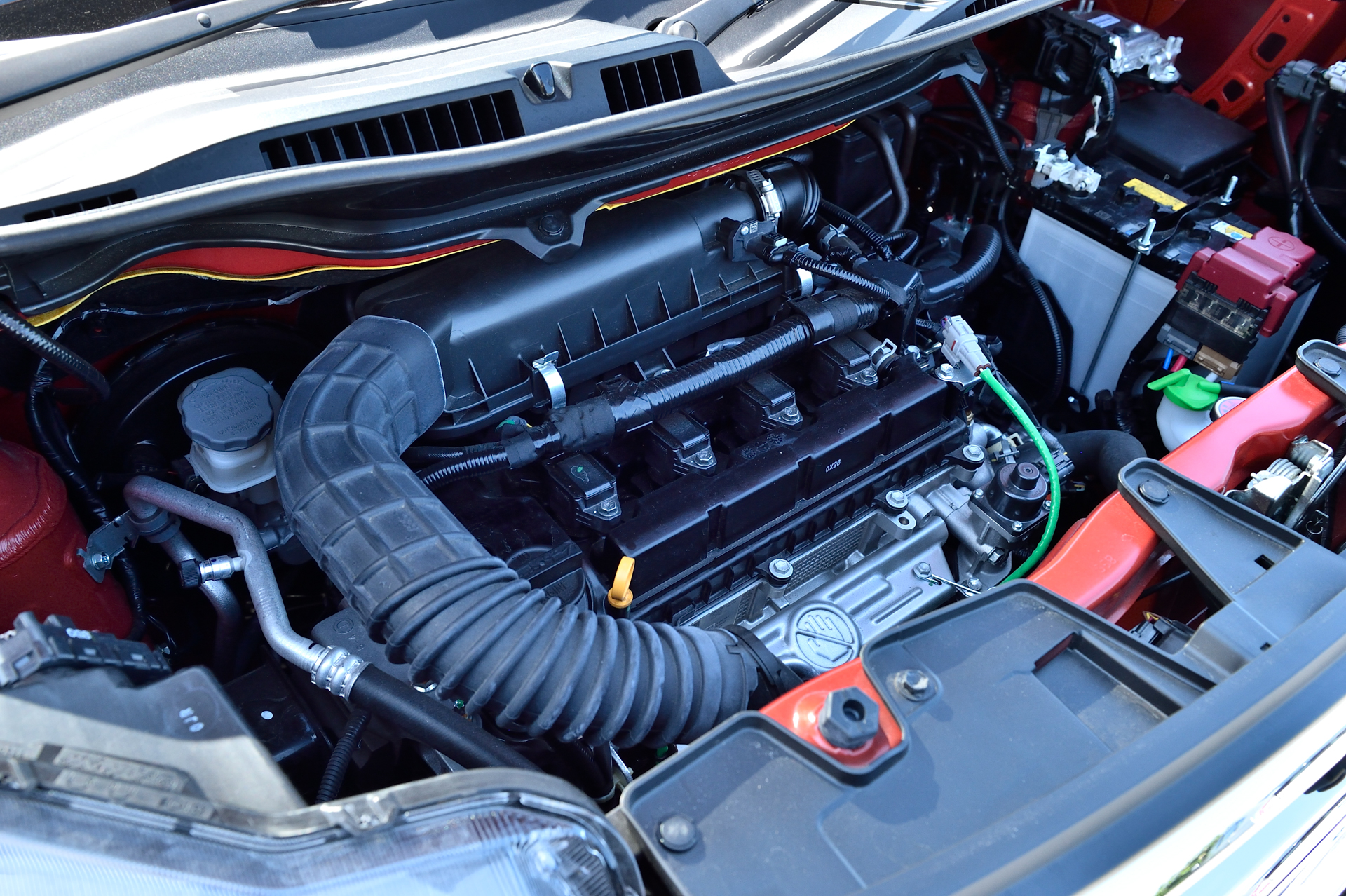 最高出力67kW（91PS）/6000rpm、最大トルク118Nm（12.0kgfm）/4400rpmを発生する直列4気筒DOHC 1.2リッターエンジンを搭載し、最高出力2.3kW（3.1PS）/1000rpm、最大トルク50Nm（5.1kgfm）/100rpmを発生するモーターを組み合わせるマイルドハイブリッドシステムを採用。WLTCモード燃費は19.6km/L