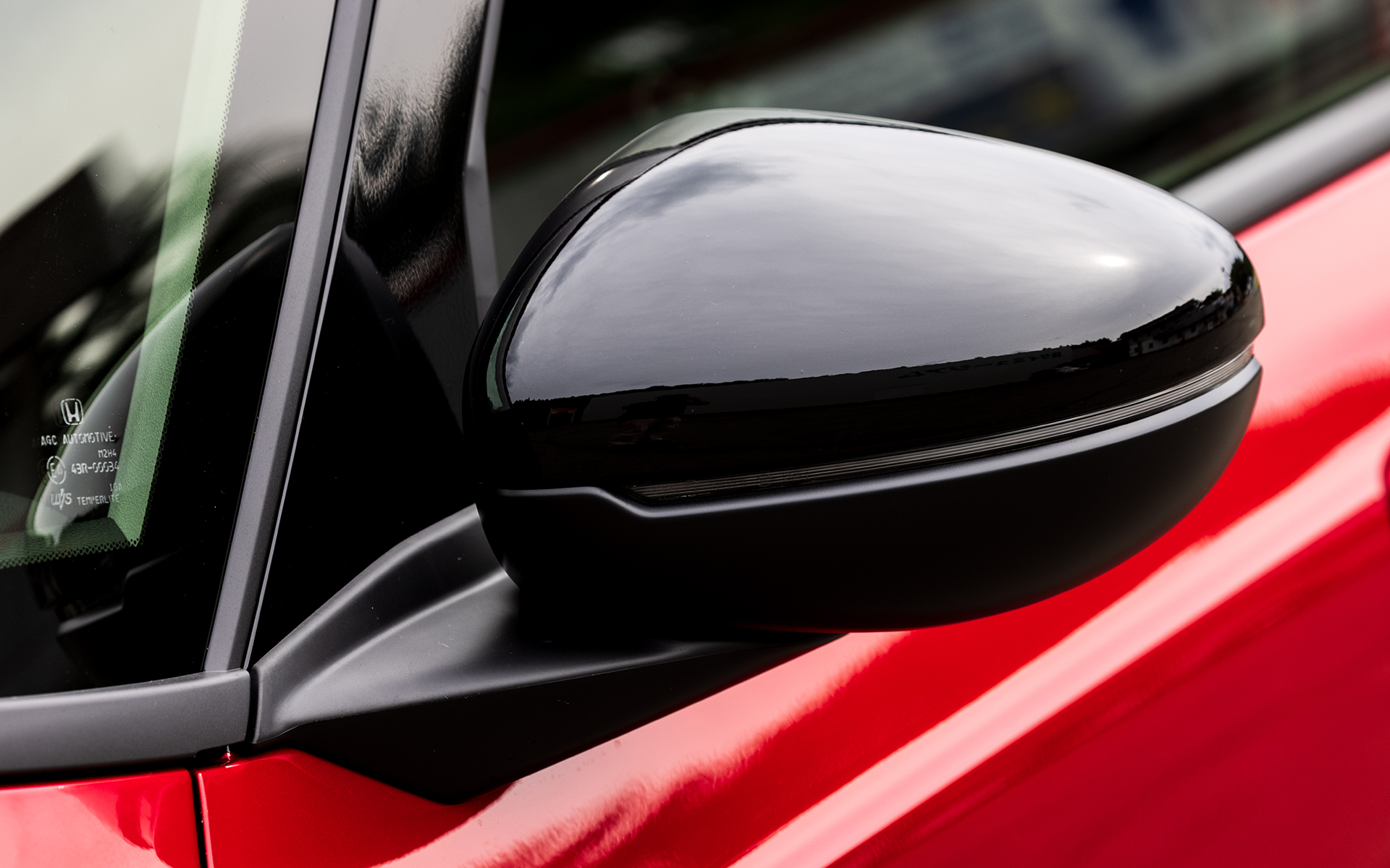 ベースとなったホームではボディカラーとブラックのコンビネーションだが、こちらはブラック塗装となる