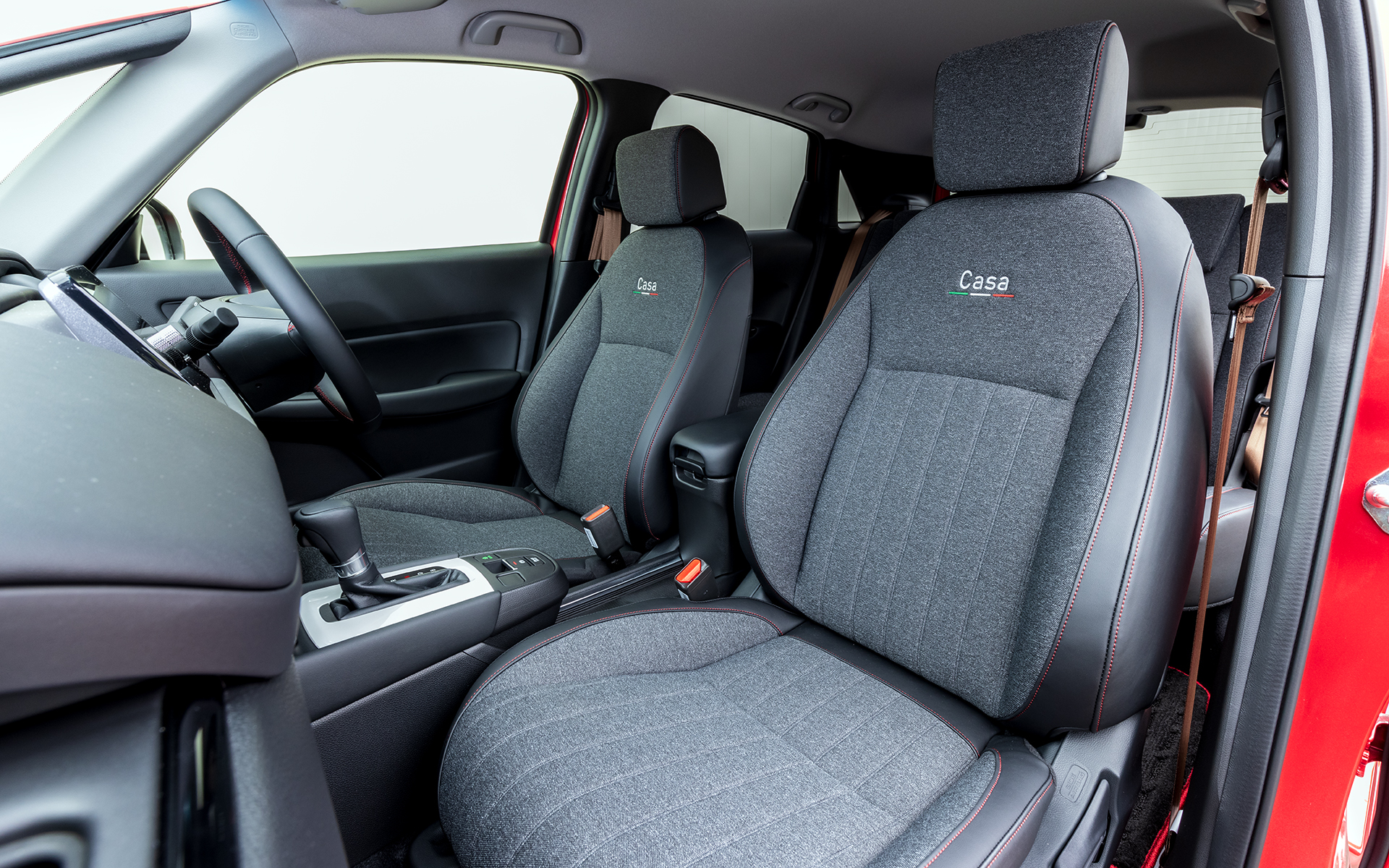 シートはブラック×グレーのコンビカラーを採用