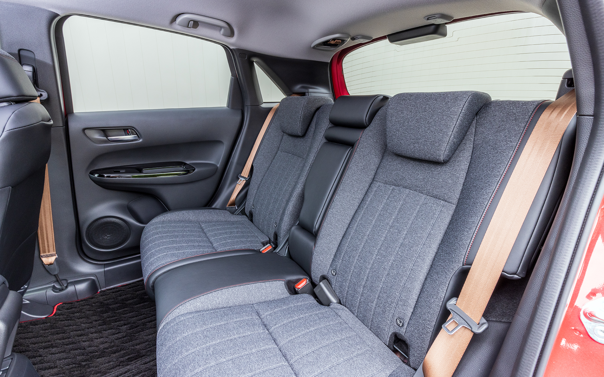 シートはブラック×グレーのコンビカラーを採用