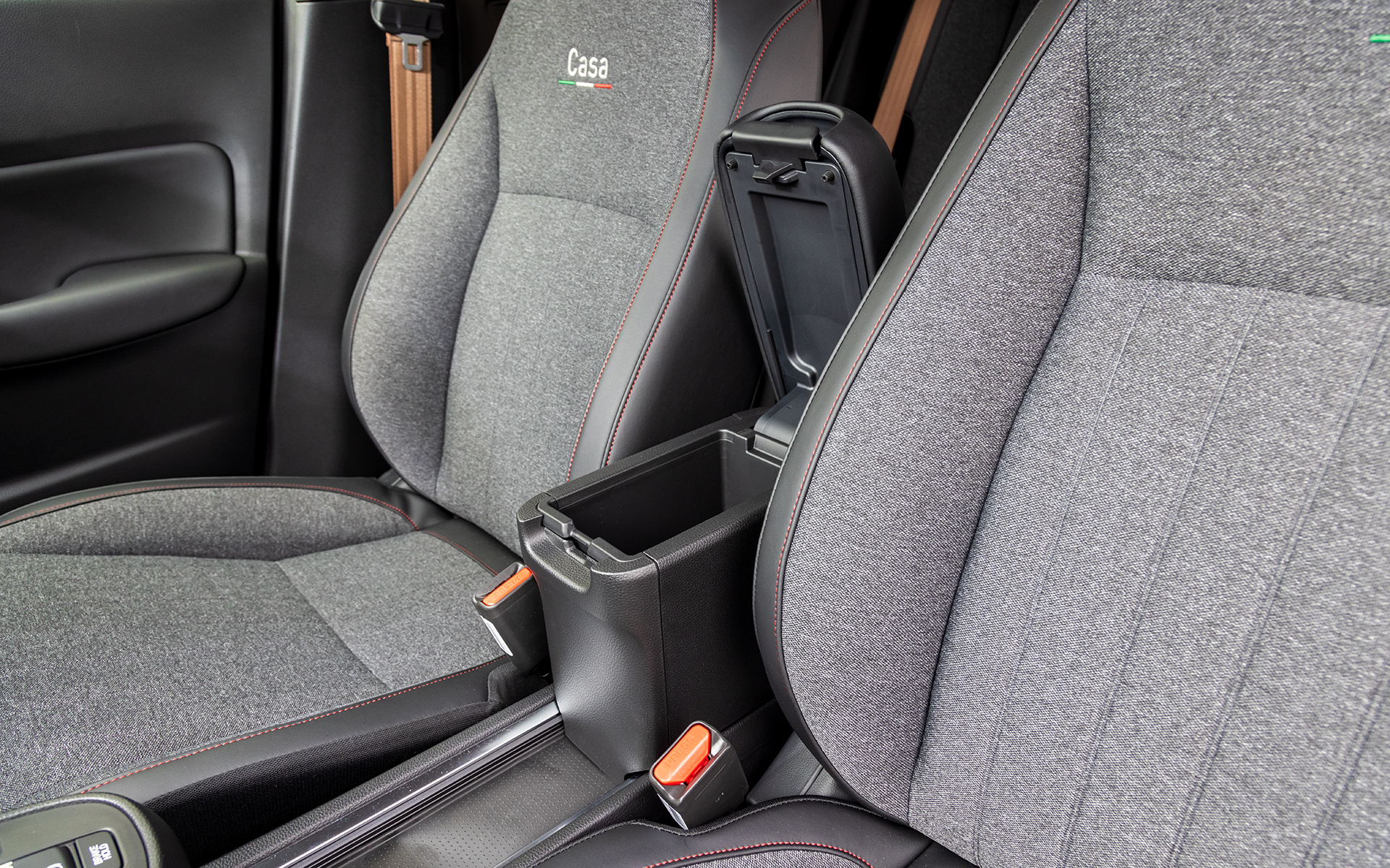 便利なアームレスト付きセンターコンソールボックスも標準で備わる