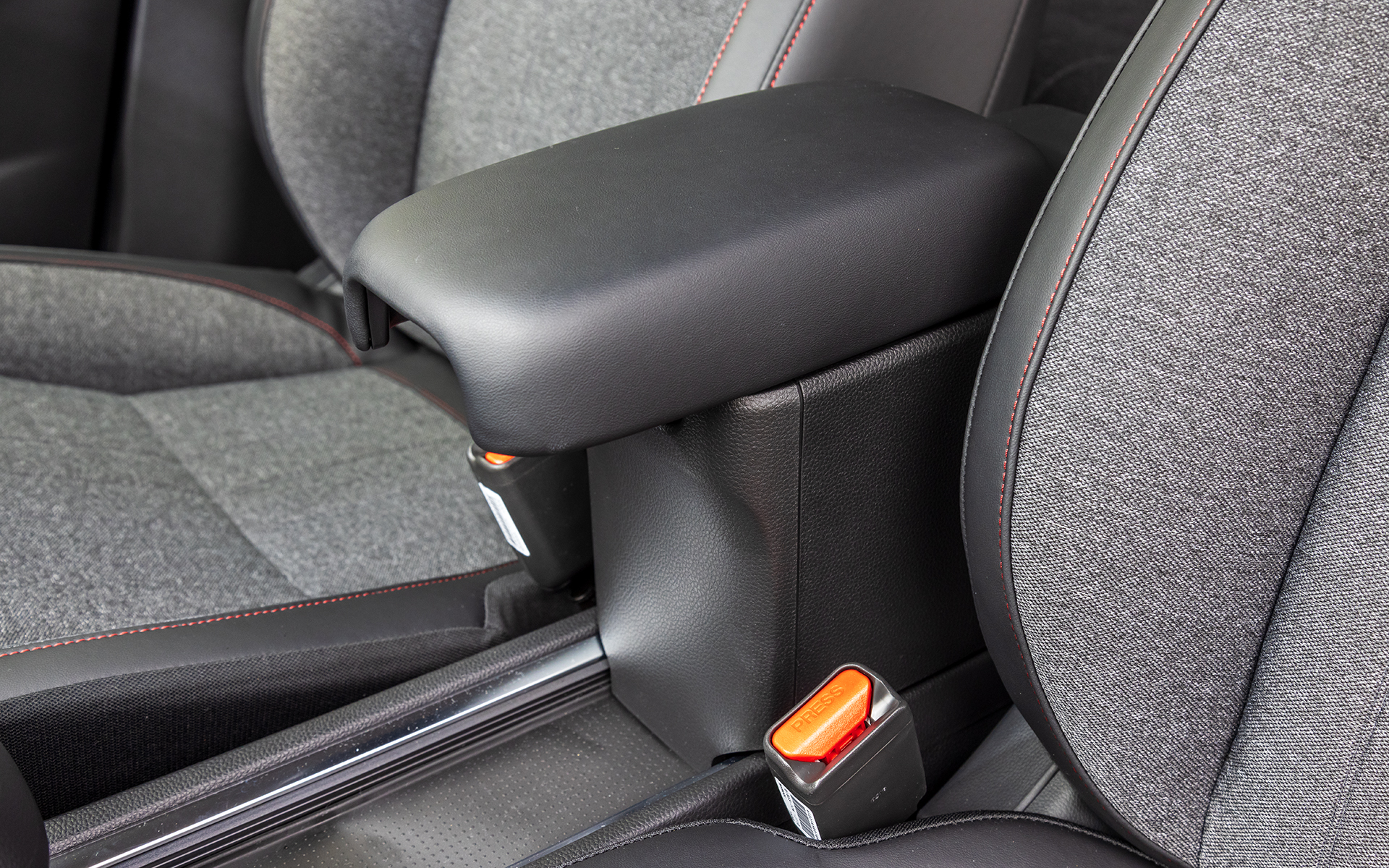 便利なアームレスト付きセンターコンソールボックスも標準で備わる