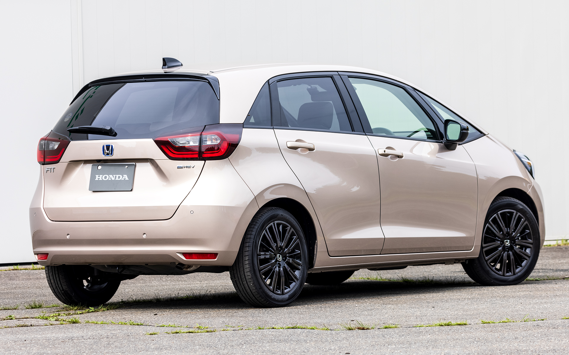 撮影車両はe：HEV HOME メゾン。ボディカラーはローズゴールドメタリック