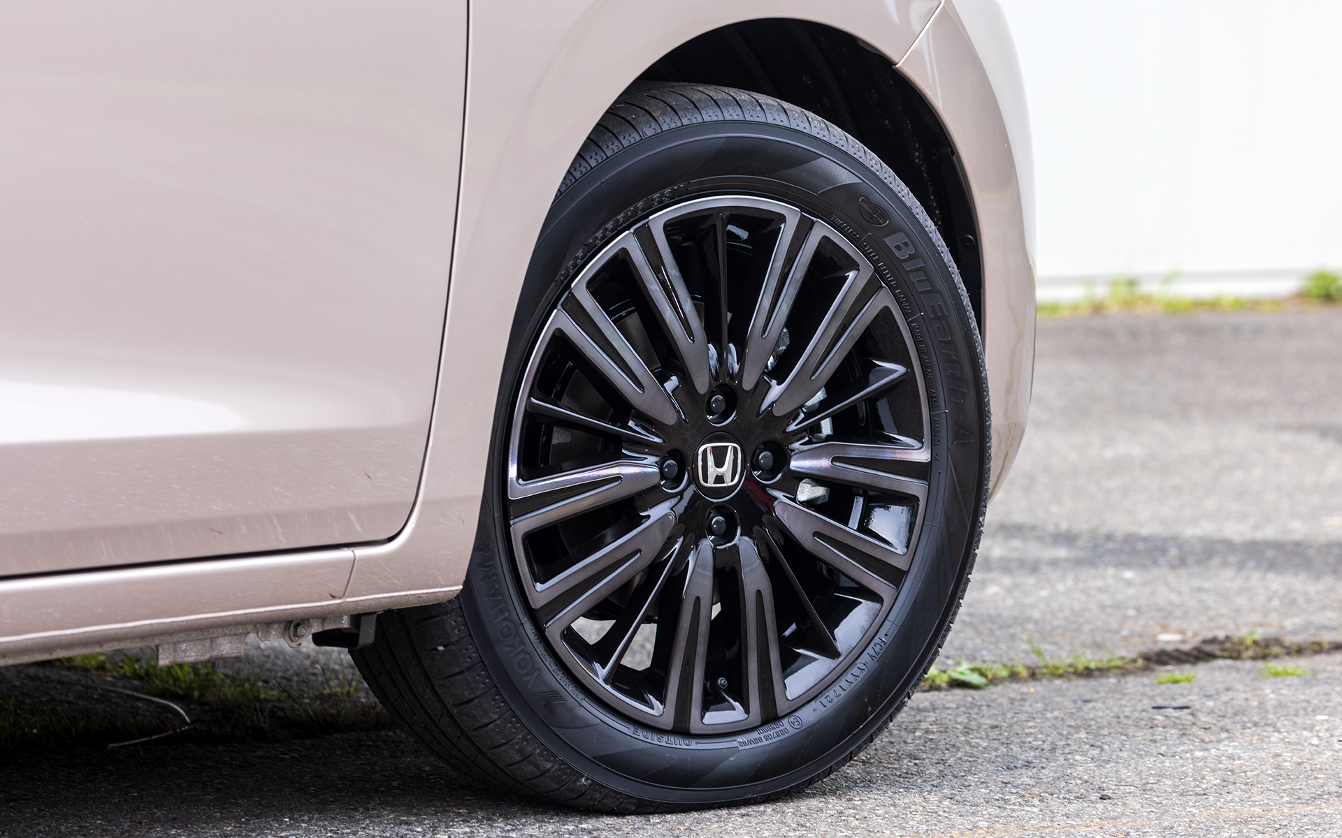 「LUXE」と同デザインの16インチアルミホイールを標準装備。カラーはブラッククリア塗装となる。タイヤサイズは185/55R16