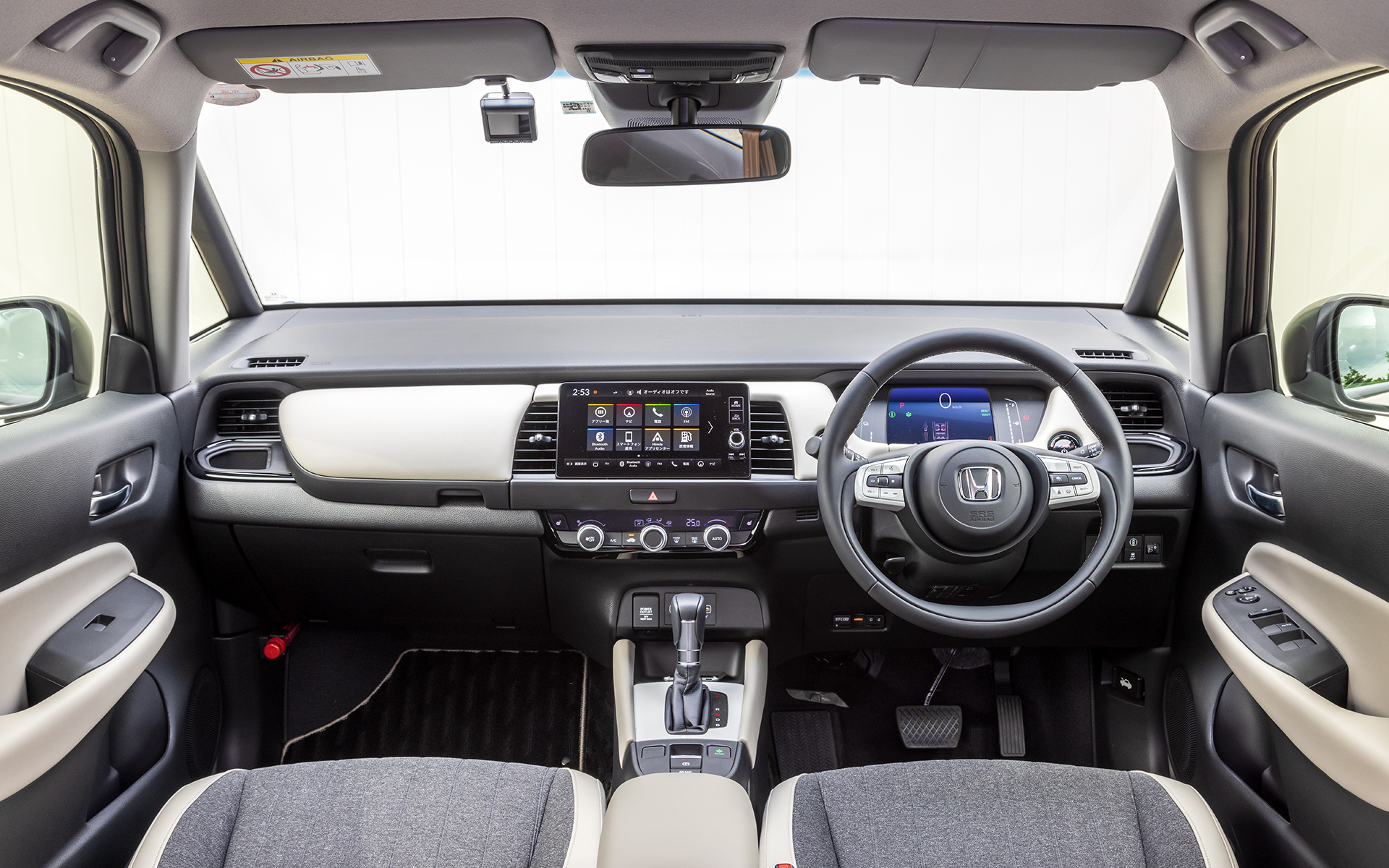 内装色はベースとなるホームグレードのソフトグレーに準じた配色