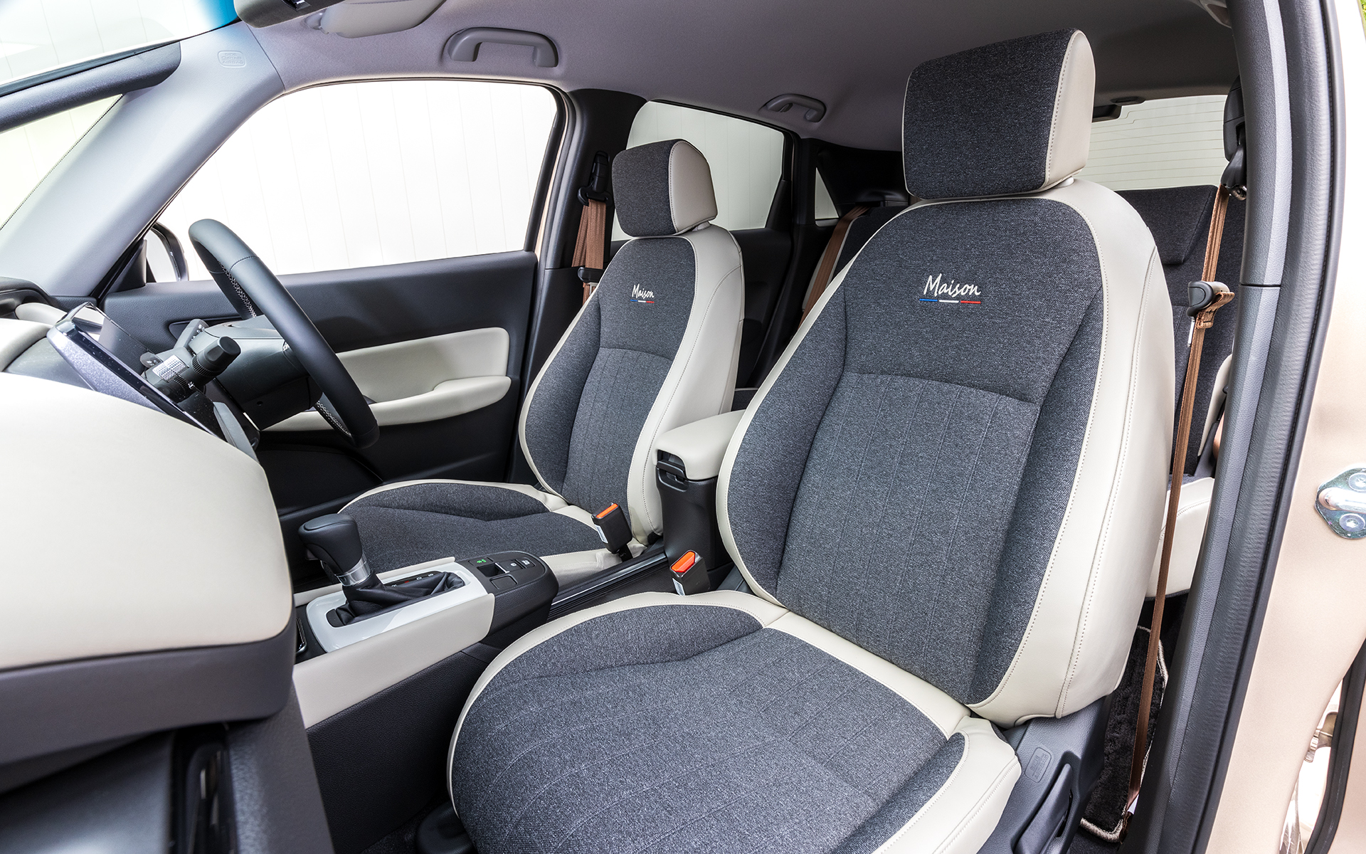 シートはグレー×ベージュのコンビカラーを採用