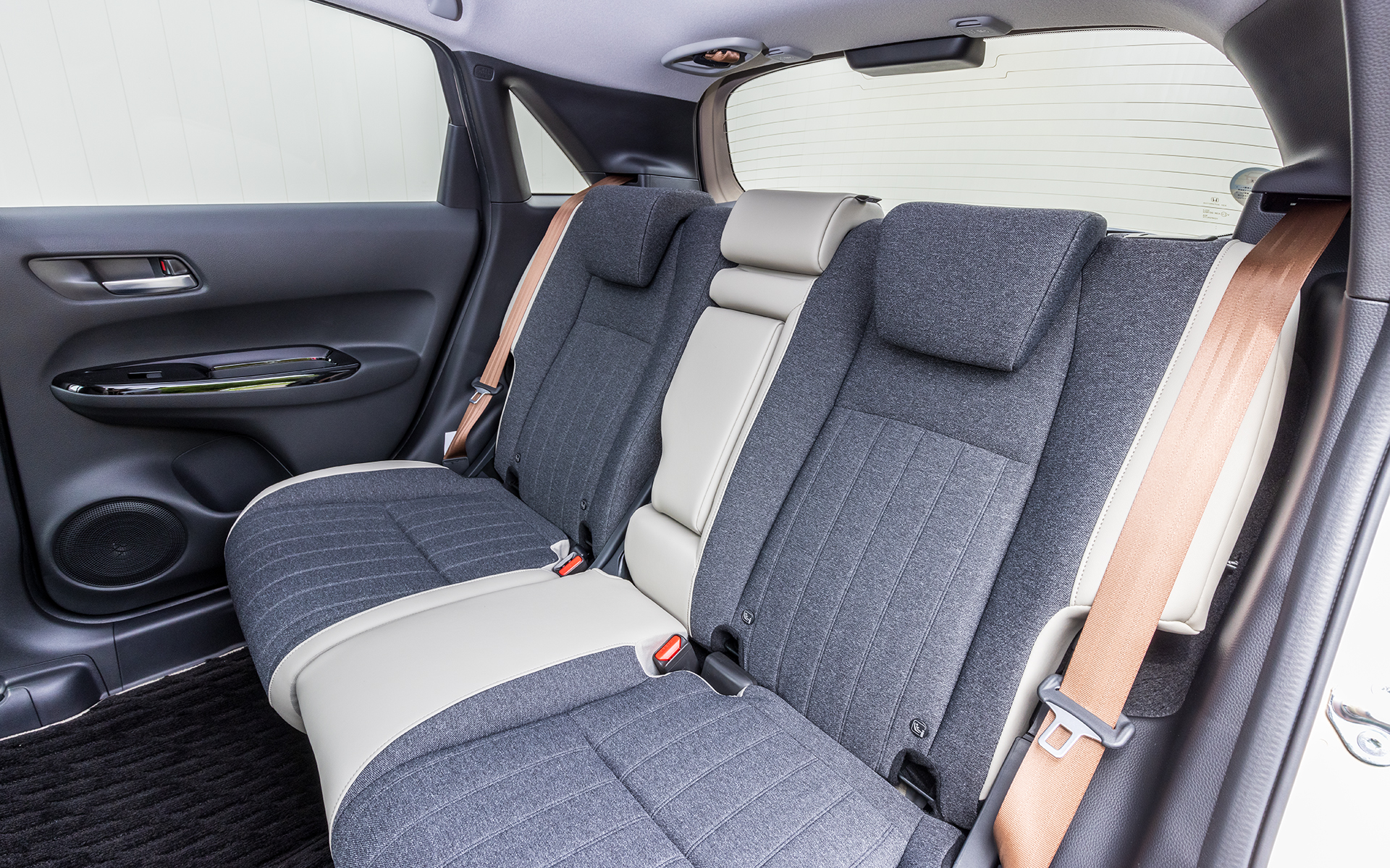 シートはグレー×ベージュのコンビカラーを採用