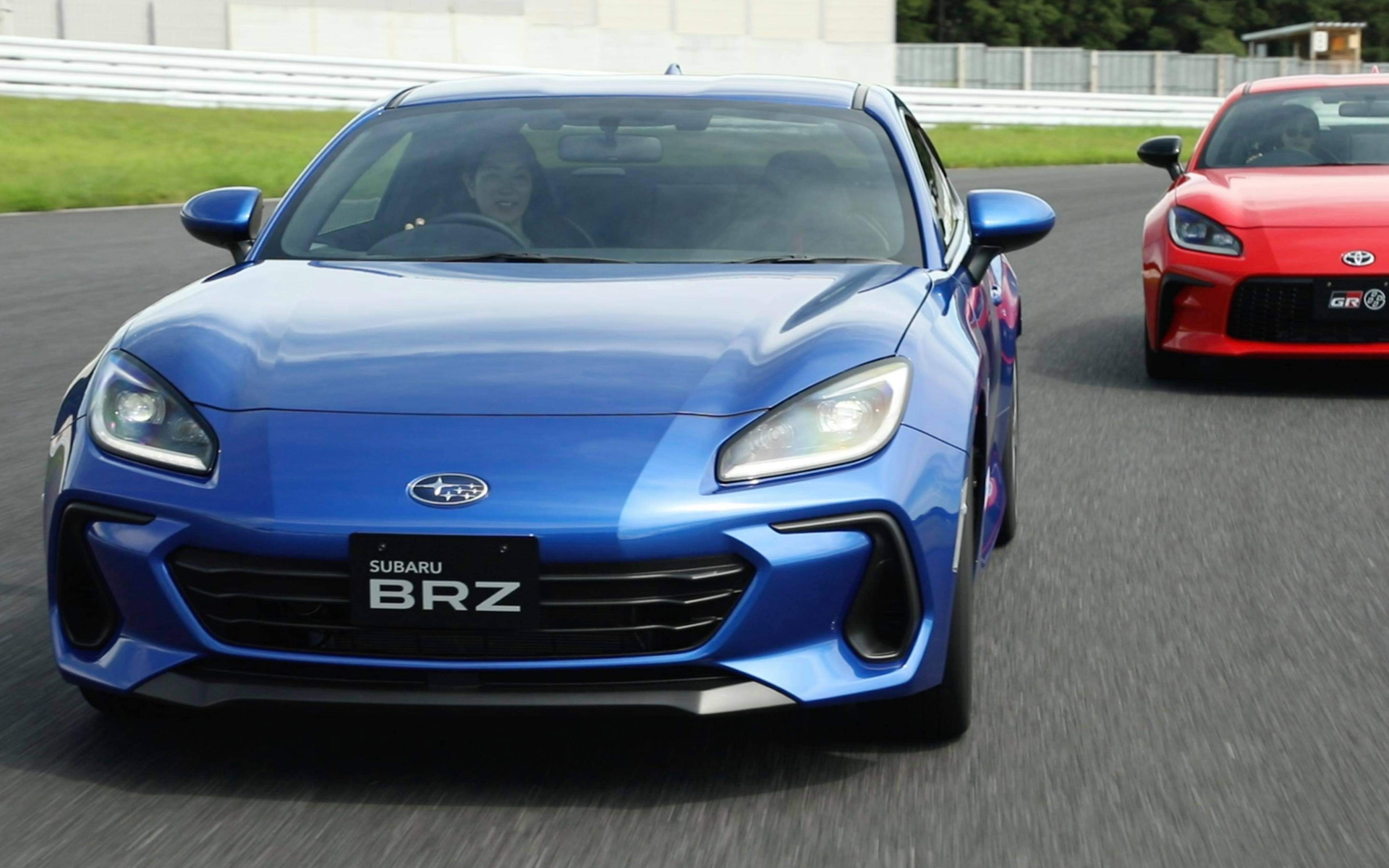 ついに発売間近となった新型GR 86、スバルBRZのプロトタイプに試乗してきました。これは吉田由美さんと共同主宰する「クルマ業界女子部」のYouTubeチャンネル用に撮影中。真っ赤なGR 86に由美さん、BRZに私が乗り込み、抜きつ抜かれつしてとっても楽しかった！