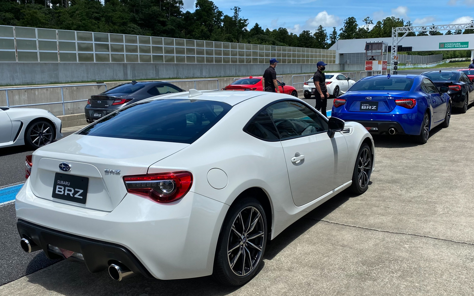 ズラリとピットロードに並んだ、新型GR 86とBRZのプロトタイプ試乗車たち。1人2周ずつ、次々に乗り換えていく“わんこそば”状態で試乗を楽しみました。ひと言で例えるなら赤い走りのGR 86、青い走りのBRZ。両者それぞれの面白さは、テーマカラーそのものです