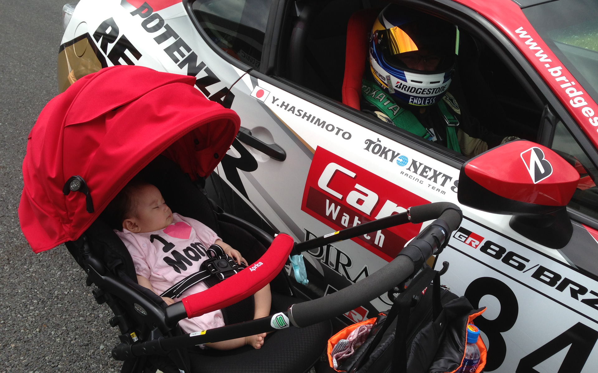 2015年、娘が初めてパパの86/BRZレースを応援に行った時の1枚です。娘は生後3か月。このころはまだ、グリッドにベビーカーを入れてもらえたので、こんなすてきな写真が撮れました
