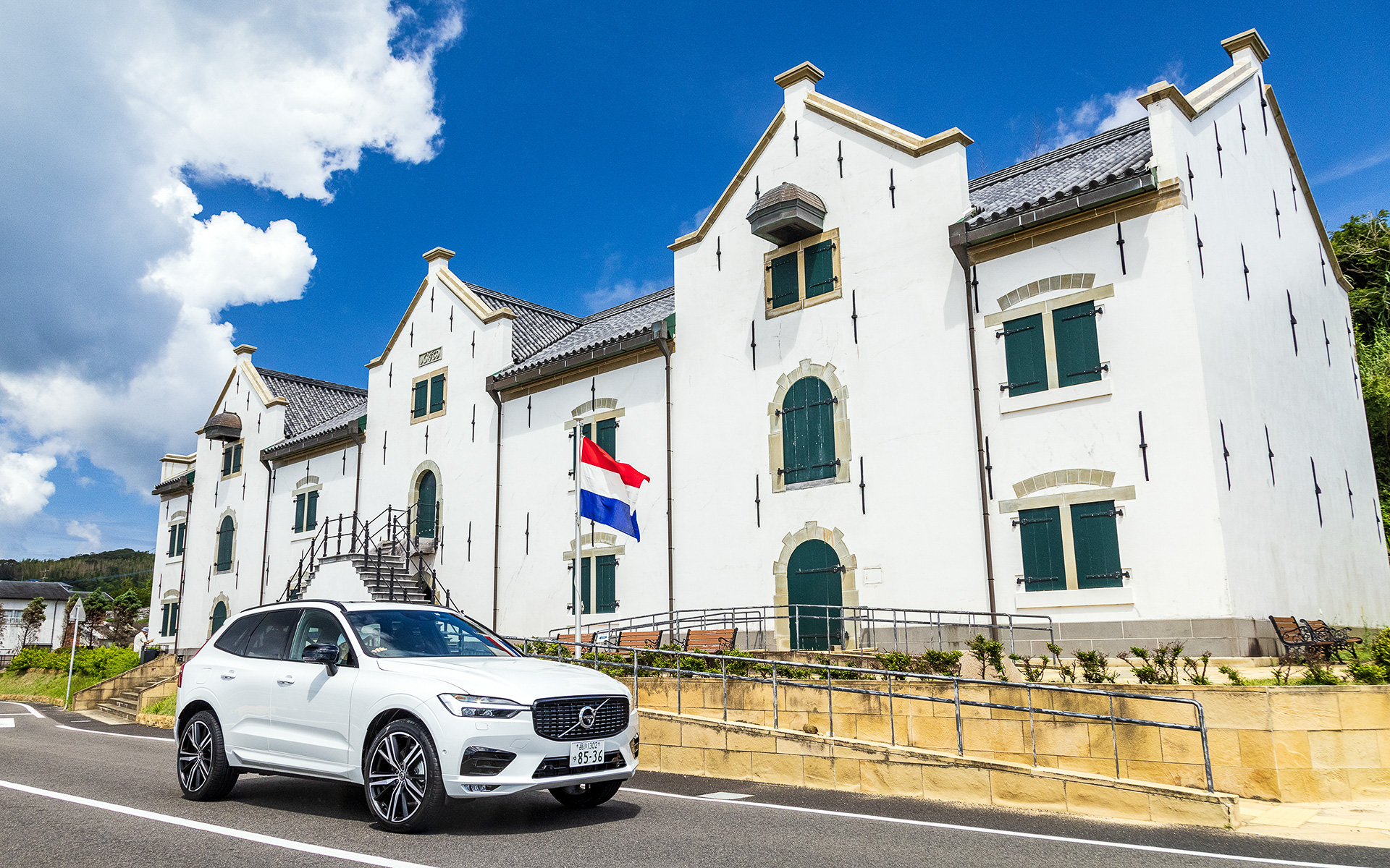 平戸大橋を渡り平戸島に入ると、平戸城や城下町がある一方で平戸オランダ商館や平戸ザビエル記念教会など、異国情緒を感じられるスポットが点在する