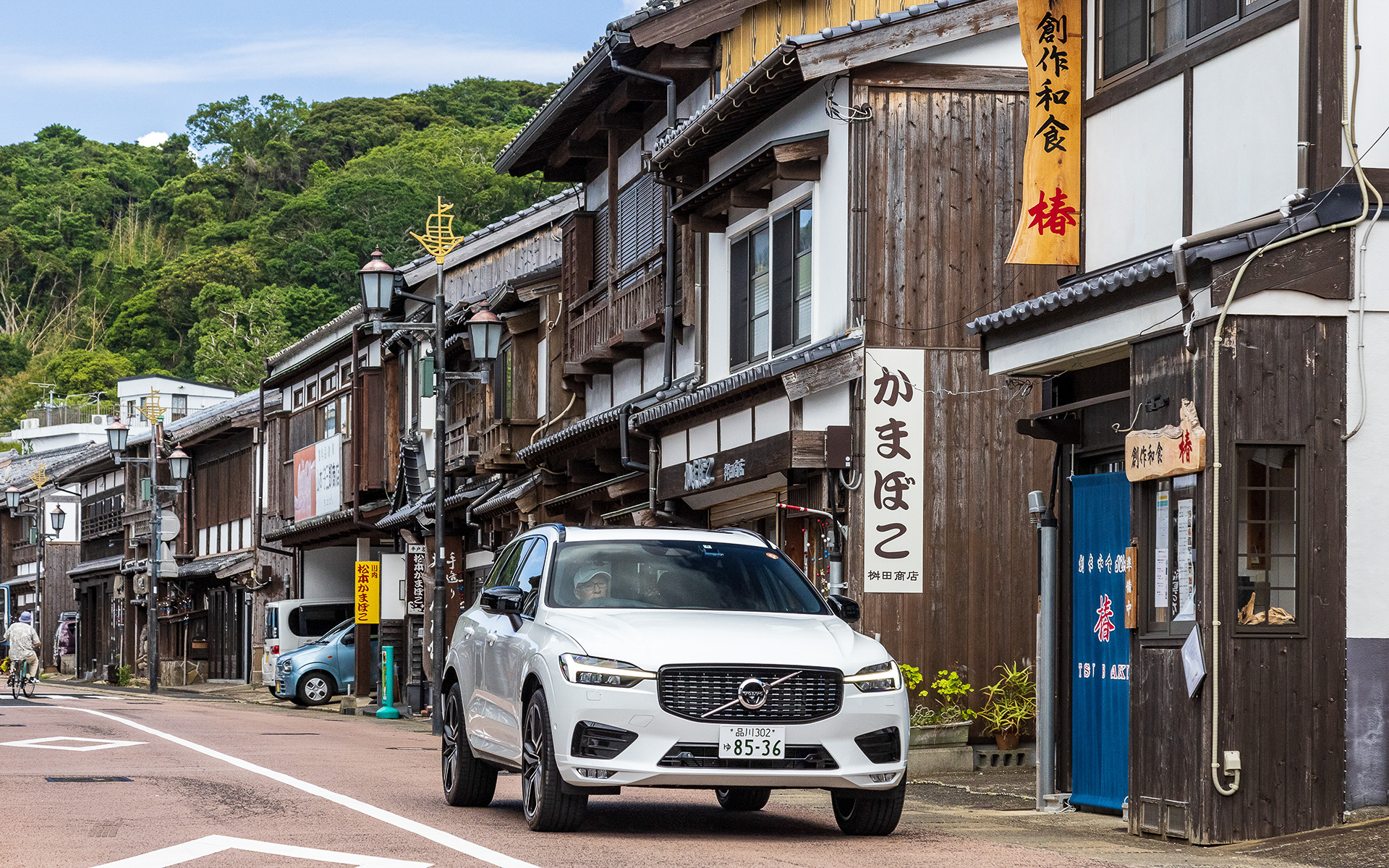 平戸大橋を渡り平戸島に入ると、平戸城や城下町がある一方で平戸オランダ商館や平戸ザビエル記念教会など、異国情緒を感じられるスポットが点在する