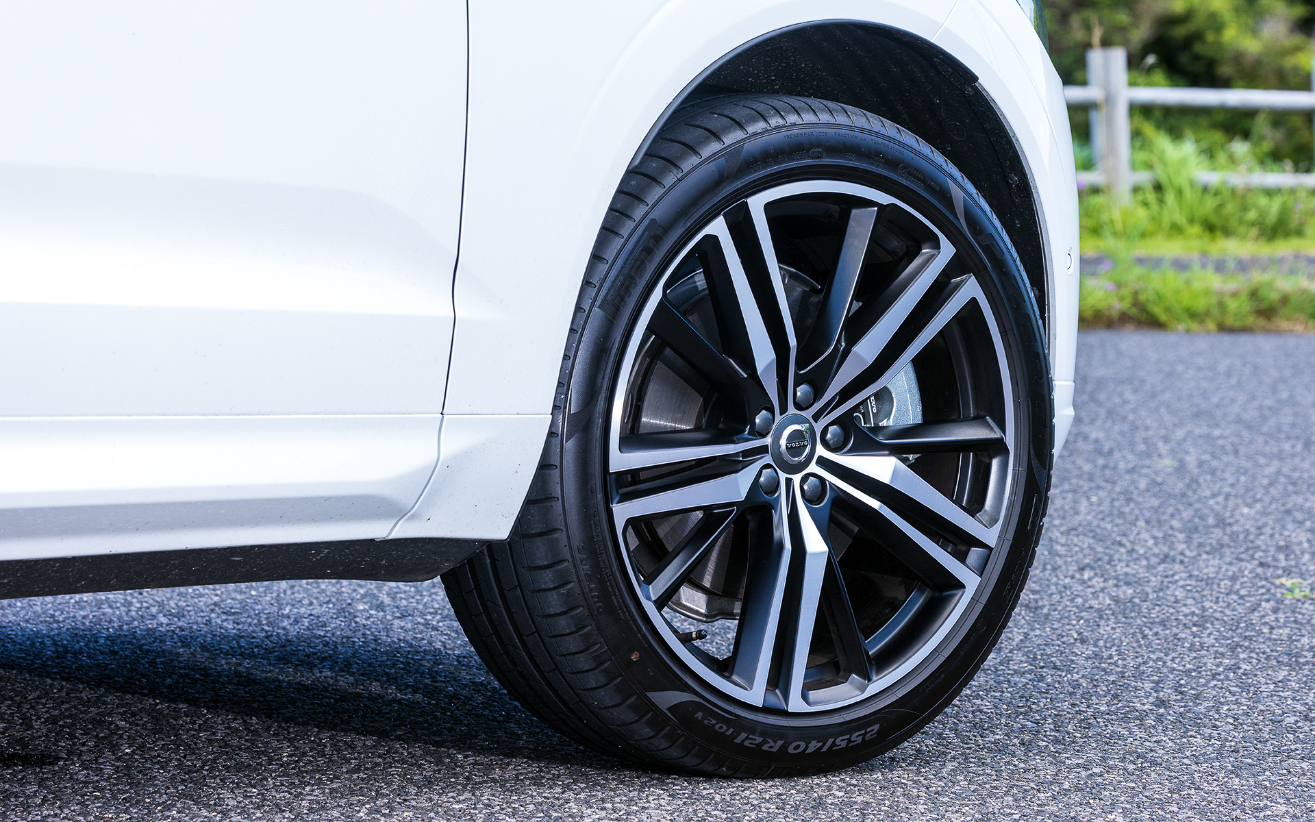 今回試乗したのはプレミアム・ミッドサイズSUV「XC60」の「XC60 B6 AWD R-Design」（799万円）。ボルボは2020年8月に「XC40」「XC60」「XC90」のパワートレーンを一新しており、プラグインハイブリッドモデル以外の全車両を48Vハイブリッドモデルとすることで内燃機関のみを搭載するモデルを廃止。撮影車のボディサイズは4690×1915×1660mm（全長×全幅×全高）、ホイールベースは2865mm