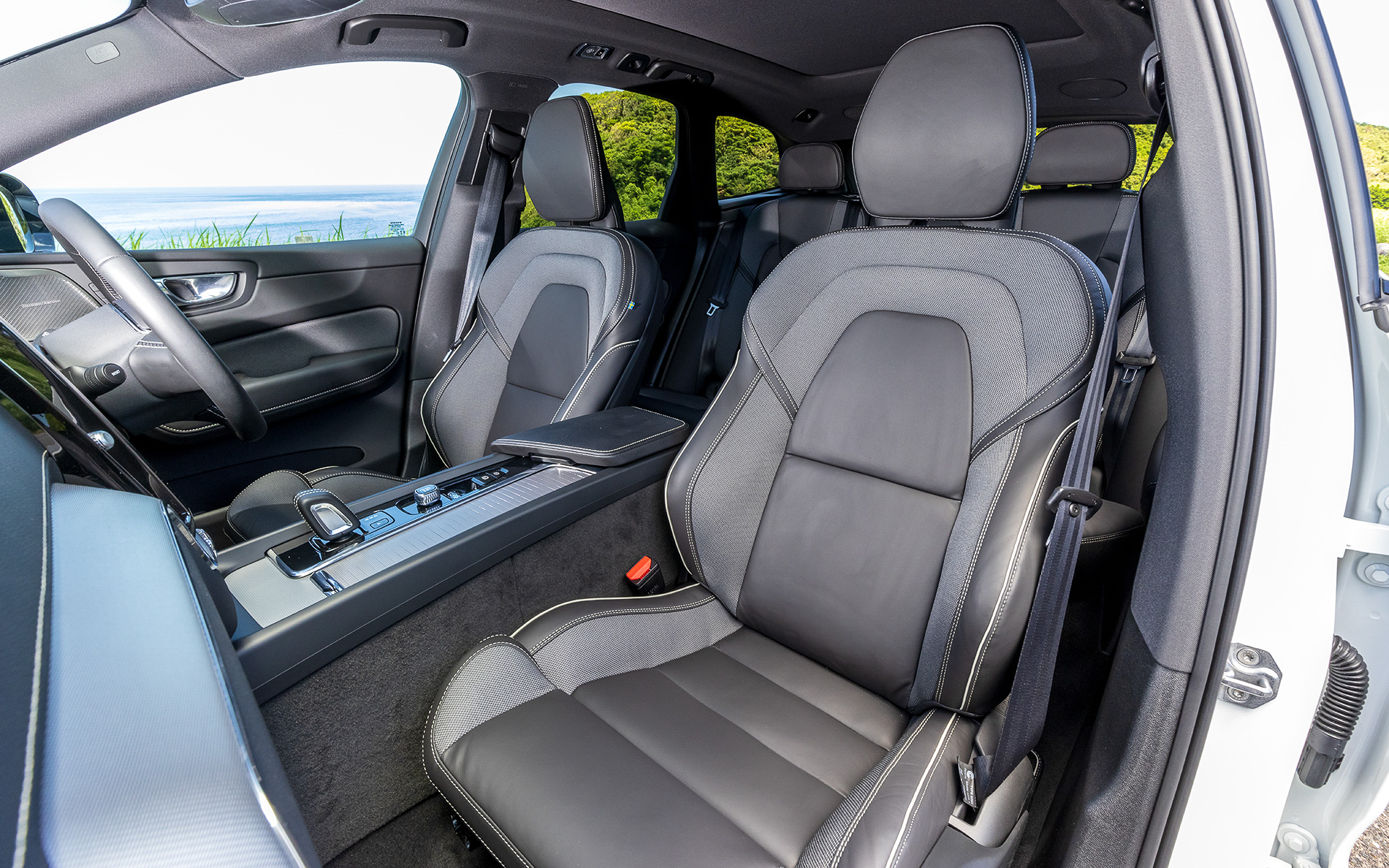 上質でクリーンなデザインのインテリア。ドライブモードは「Eco」「Comfort」「Individual」「Dynamic」「Off Road」の5モードが用意される