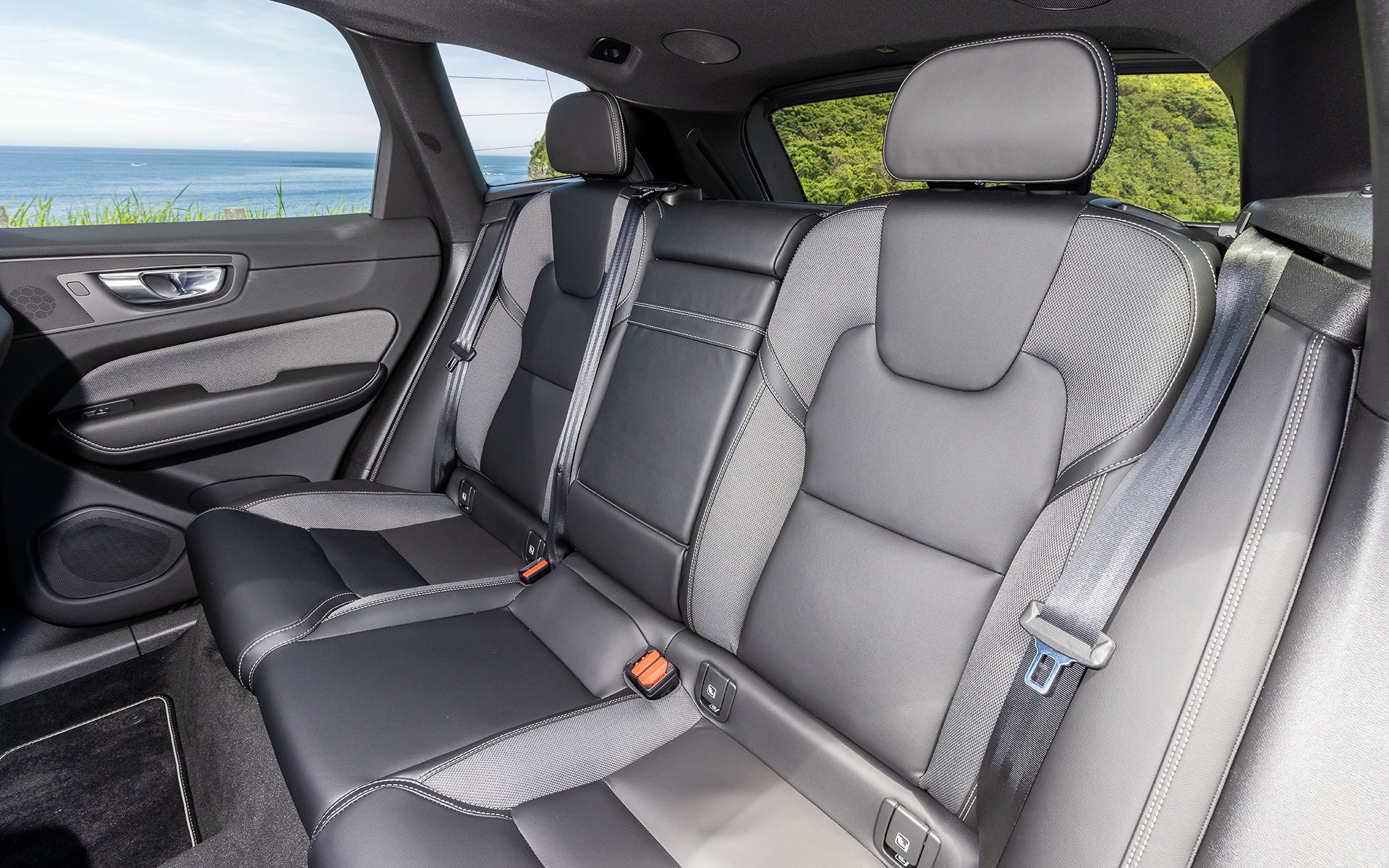 上質でクリーンなデザインのインテリア。ドライブモードは「Eco」「Comfort」「Individual」「Dynamic」「Off Road」の5モードが用意される