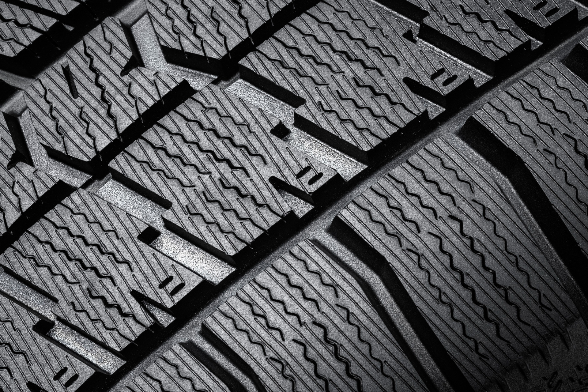 シリーズ初の左右非対称パターンを採用