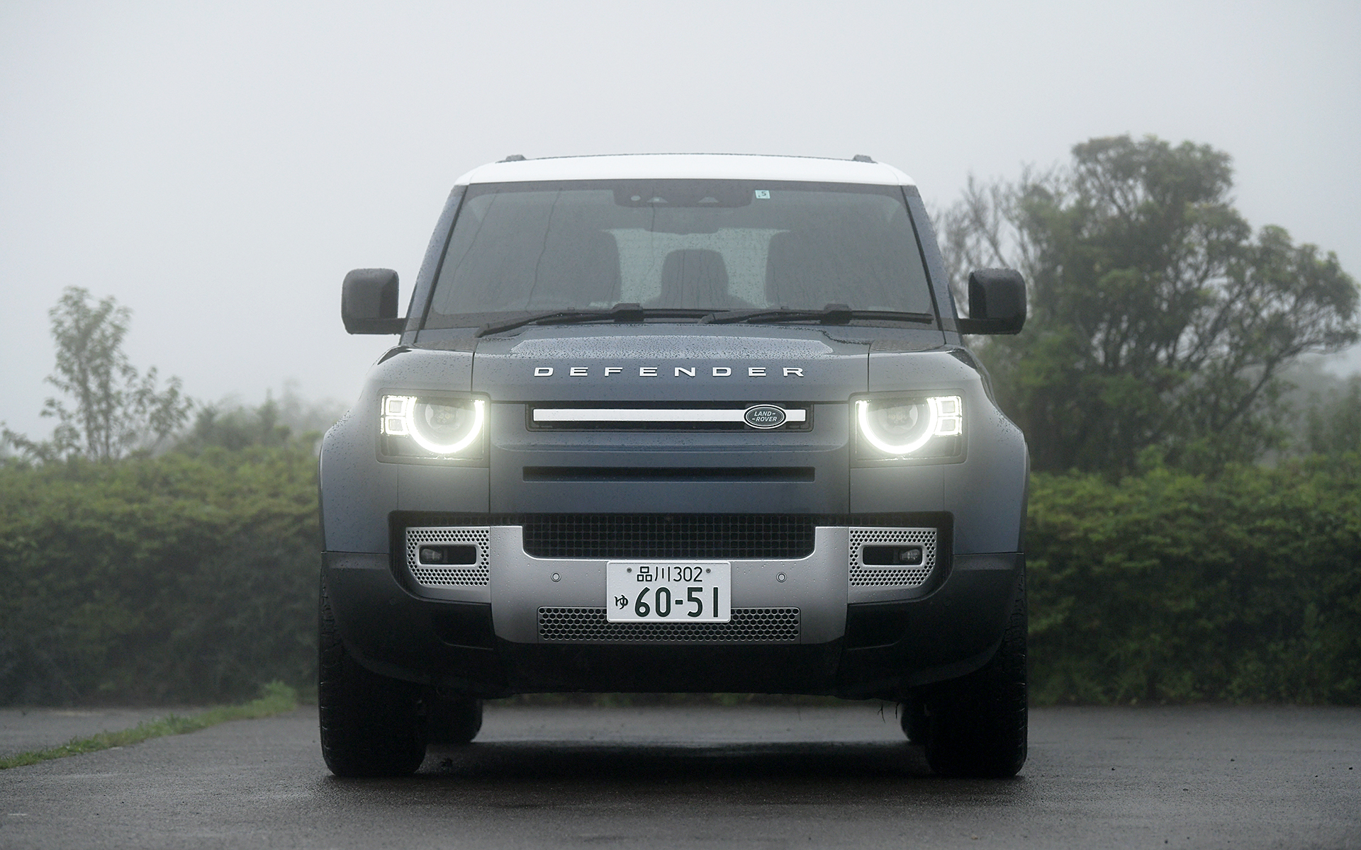 ボディサイズは4510×1995×1970mm（全長×全幅×全高）、ホイールベースは2585mm、車両重量は2100kg。足下はディーラーオプションの18インチ スタイル5093（グロスホワイトフィニッシュ）スチールホイールを装着し、255/70R18サイズのグッドイヤー「ラングラー オールテレーン アドベンチャー」を組み合わせる