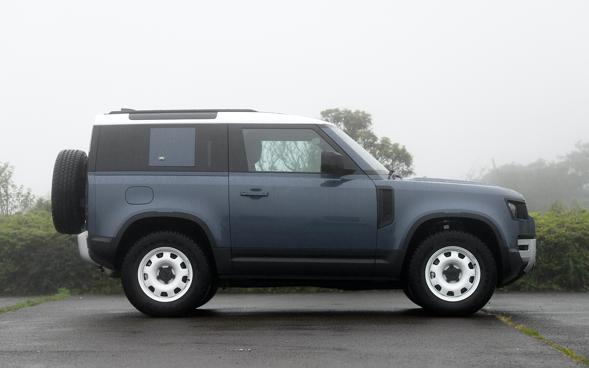 ボディサイズは4510×1995×1970mm（全長×全幅×全高）、ホイールベースは2585mm、車両重量は2100kg。足下はディーラーオプションの18インチ スタイル5093（グロスホワイトフィニッシュ）スチールホイールを装着し、255/70R18サイズのグッドイヤー「ラングラー オールテレーン アドベンチャー」を組み合わせる