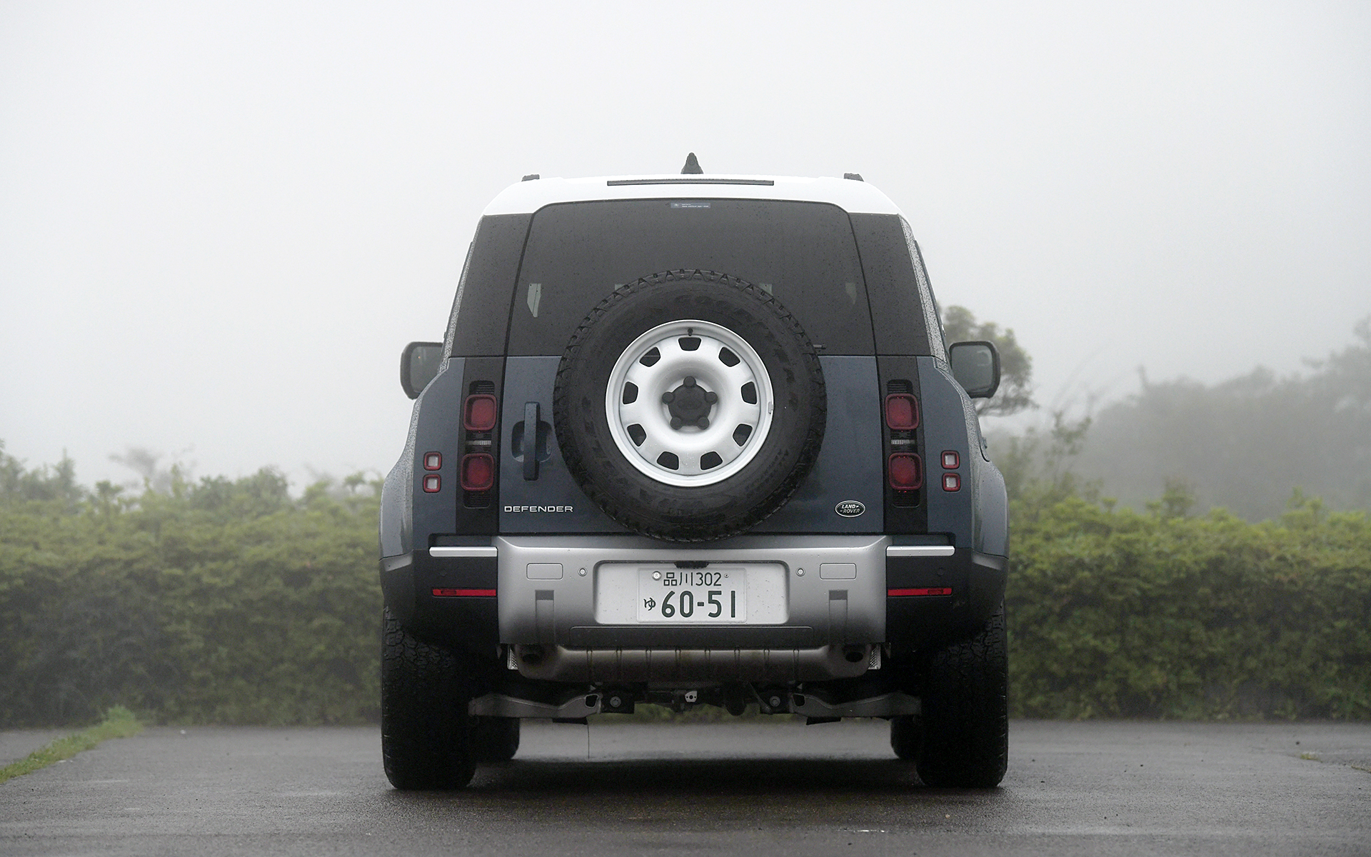 ボディサイズは4510×1995×1970mm（全長×全幅×全高）、ホイールベースは2585mm、車両重量は2100kg。足下はディーラーオプションの18インチ スタイル5093（グロスホワイトフィニッシュ）スチールホイールを装着し、255/70R18サイズのグッドイヤー「ラングラー オールテレーン アドベンチャー」を組み合わせる