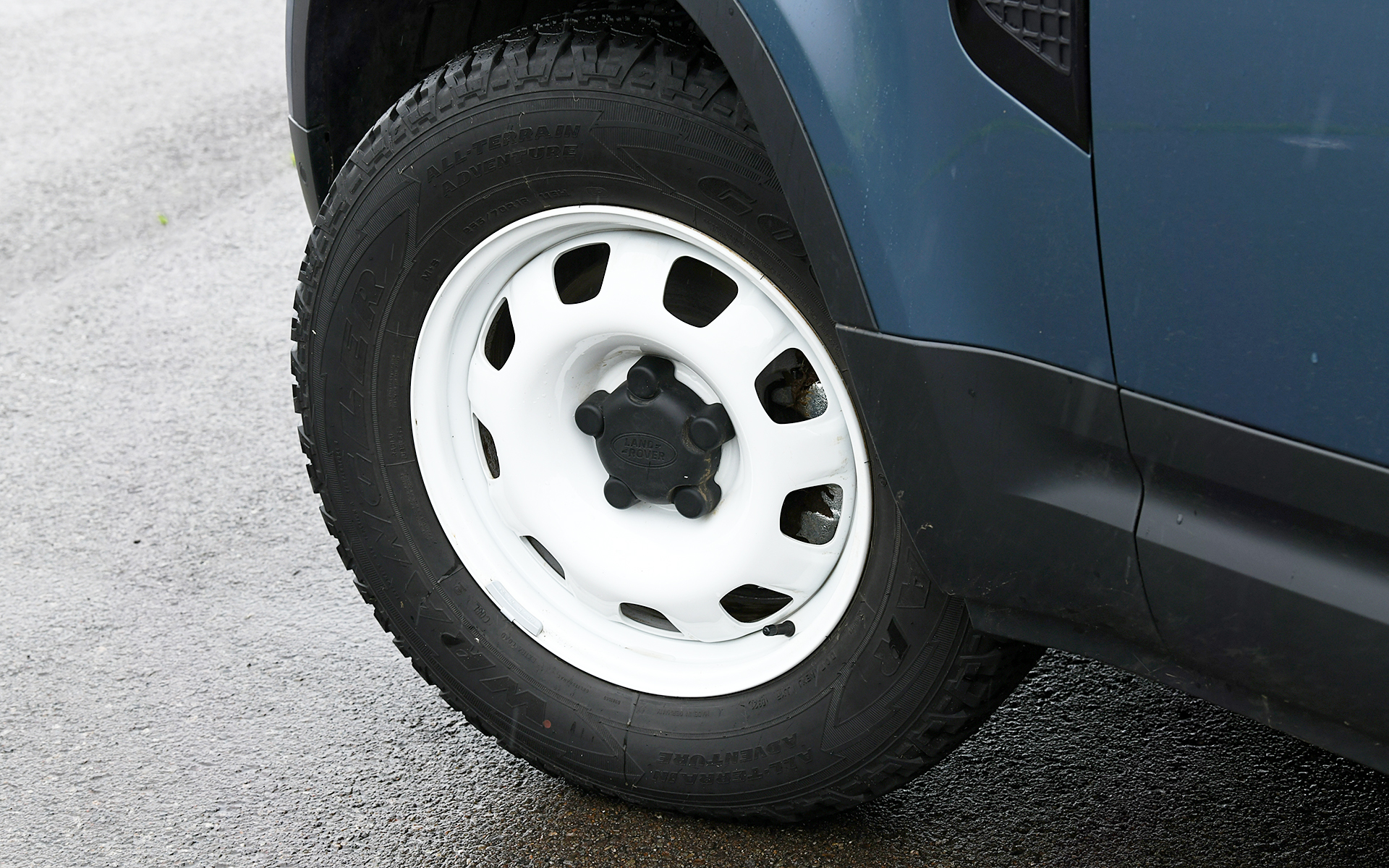 ボディサイズは4510×1995×1970mm（全長×全幅×全高）、ホイールベースは2585mm、車両重量は2100kg。足下はディーラーオプションの18インチ スタイル5093（グロスホワイトフィニッシュ）スチールホイールを装着し、255/70R18サイズのグッドイヤー「ラングラー オールテレーン アドベンチャー」を組み合わせる