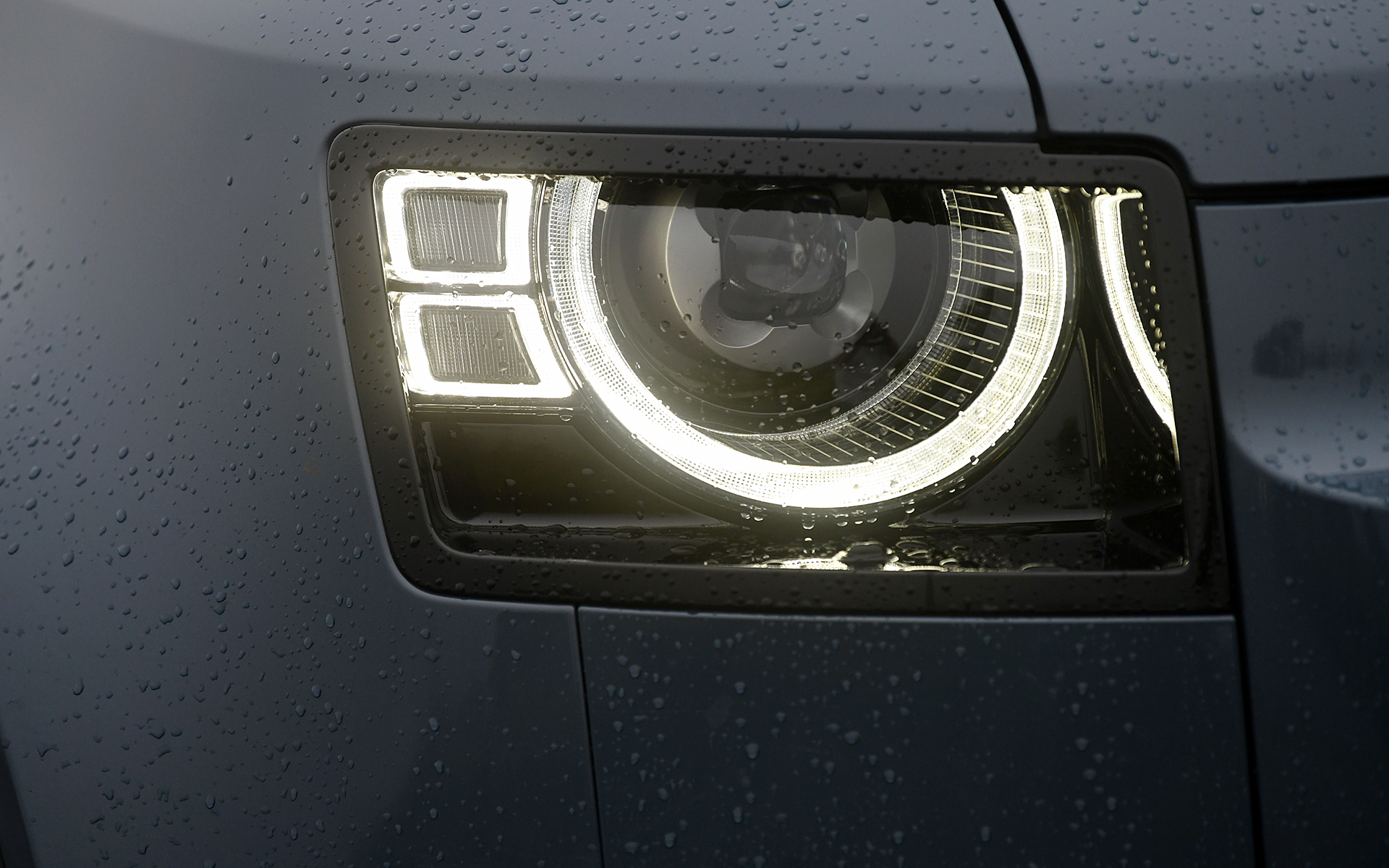 ボディサイズは4510×1995×1970mm（全長×全幅×全高）、ホイールベースは2585mm、車両重量は2100kg。足下はディーラーオプションの18インチ スタイル5093（グロスホワイトフィニッシュ）スチールホイールを装着し、255/70R18サイズのグッドイヤー「ラングラー オールテレーン アドベンチャー」を組み合わせる