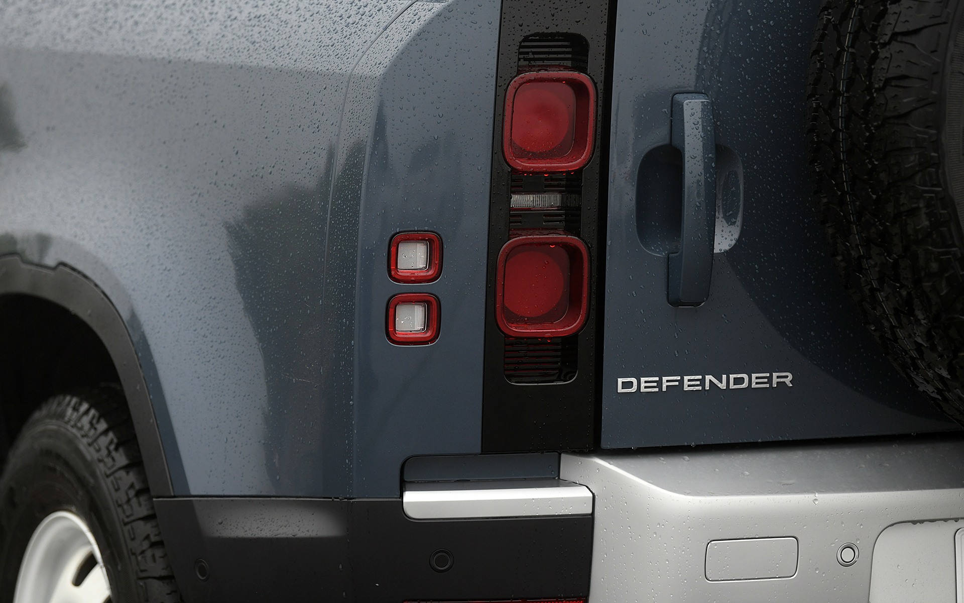 ボディサイズは4510×1995×1970mm（全長×全幅×全高）、ホイールベースは2585mm、車両重量は2100kg。足下はディーラーオプションの18インチ スタイル5093（グロスホワイトフィニッシュ）スチールホイールを装着し、255/70R18サイズのグッドイヤー「ラングラー オールテレーン アドベンチャー」を組み合わせる