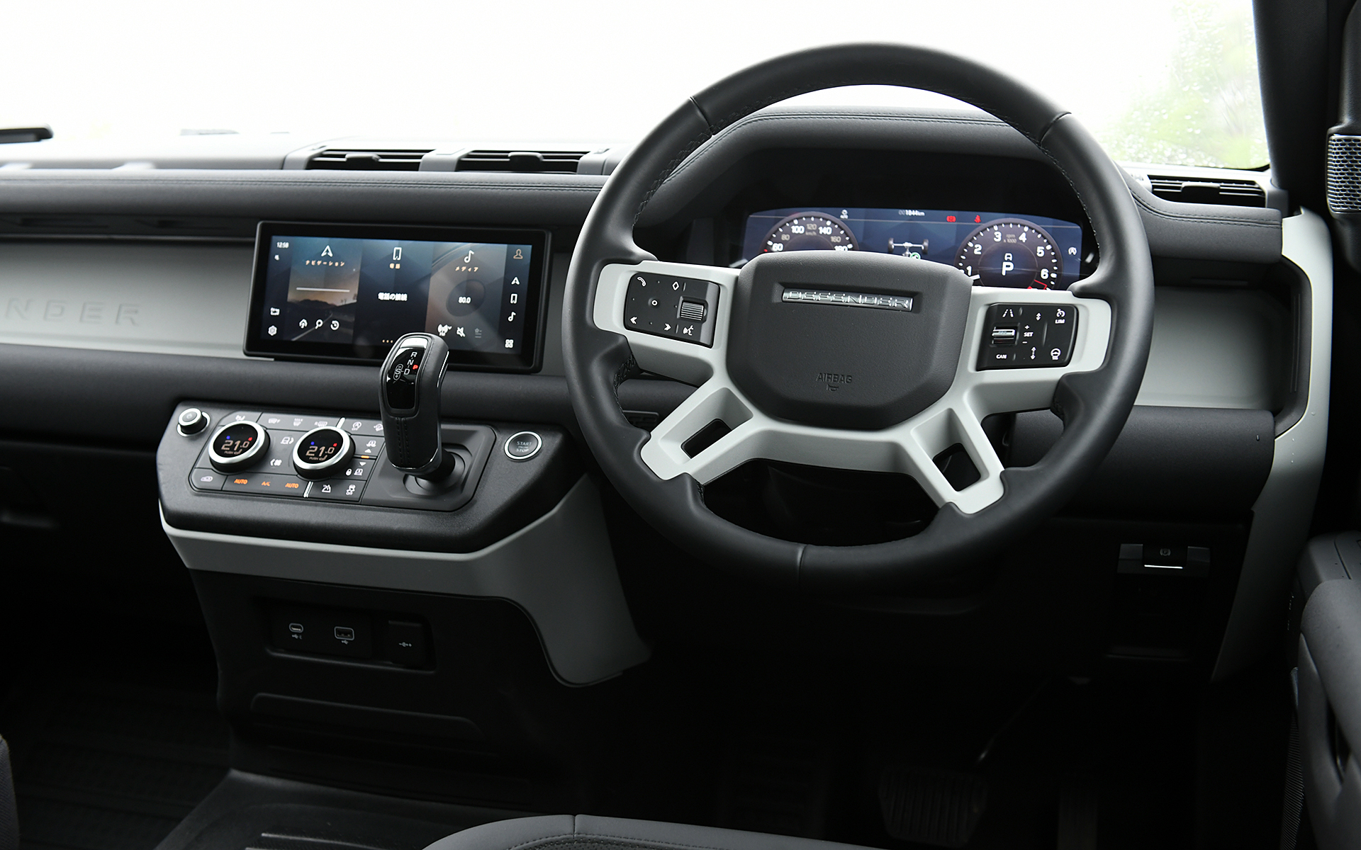 ジャガー・ランドローバーとして初採用となった最新インフォテインメント・システム「Pivi Pro」のほか、ClearSightインテリアリアビューミラーや10インチタッチスクリーンなどの最新装備も搭載。エアコンまわりのスイッチはグローブをしていても操作しやすいような大型のタイプ