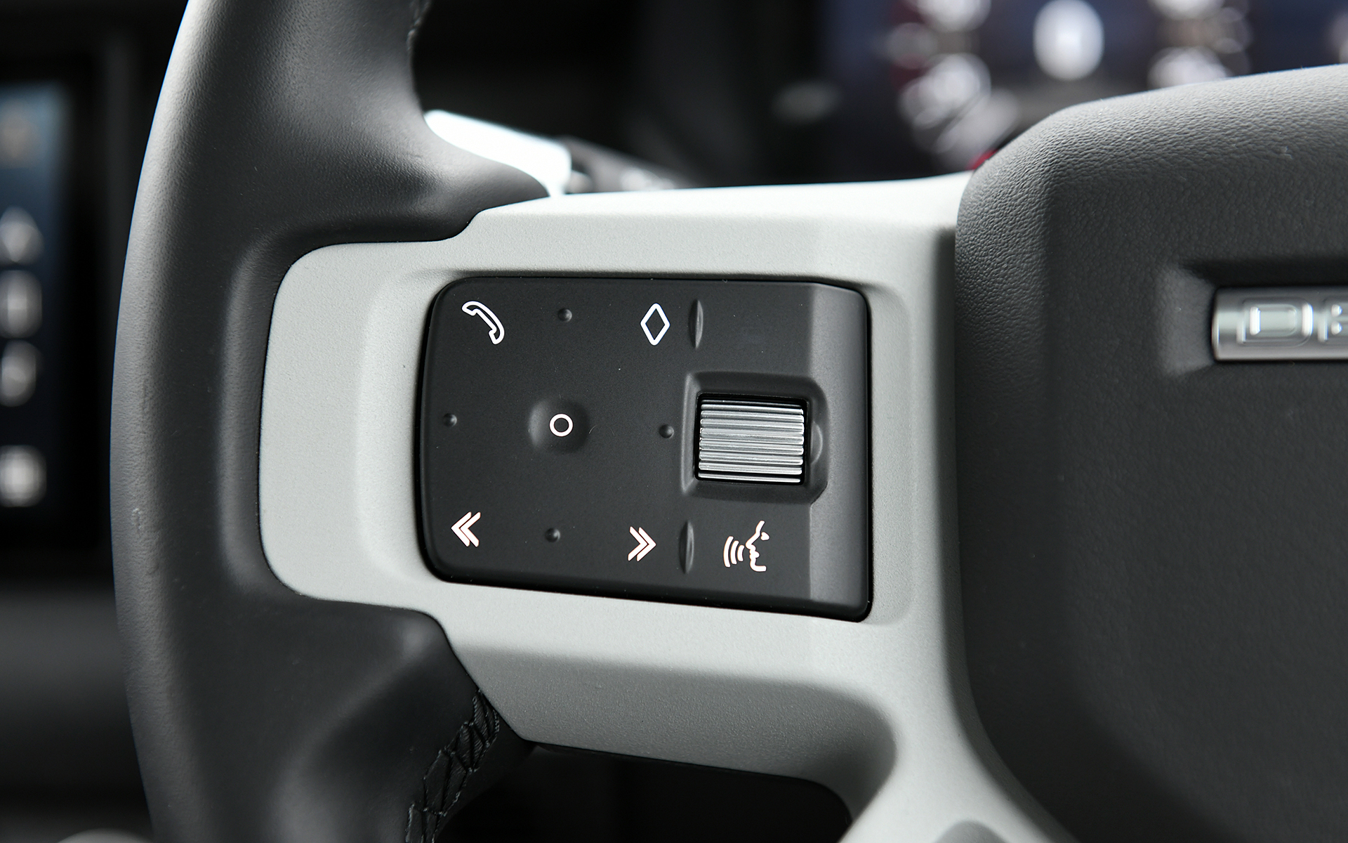 ジャガー・ランドローバーとして初採用となった最新インフォテインメント・システム「Pivi Pro」のほか、ClearSightインテリアリアビューミラーや10インチタッチスクリーンなどの最新装備も搭載。エアコンまわりのスイッチはグローブをしていても操作しやすいような大型のタイプ