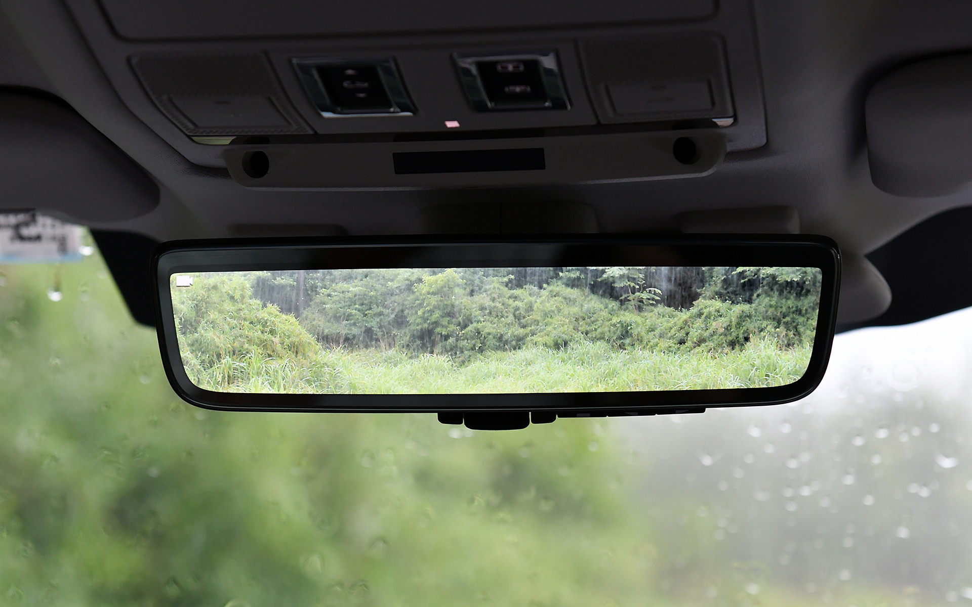 ジャガー・ランドローバーとして初採用となった最新インフォテインメント・システム「Pivi Pro」のほか、ClearSightインテリアリアビューミラーや10インチタッチスクリーンなどの最新装備も搭載。エアコンまわりのスイッチはグローブをしていても操作しやすいような大型のタイプ